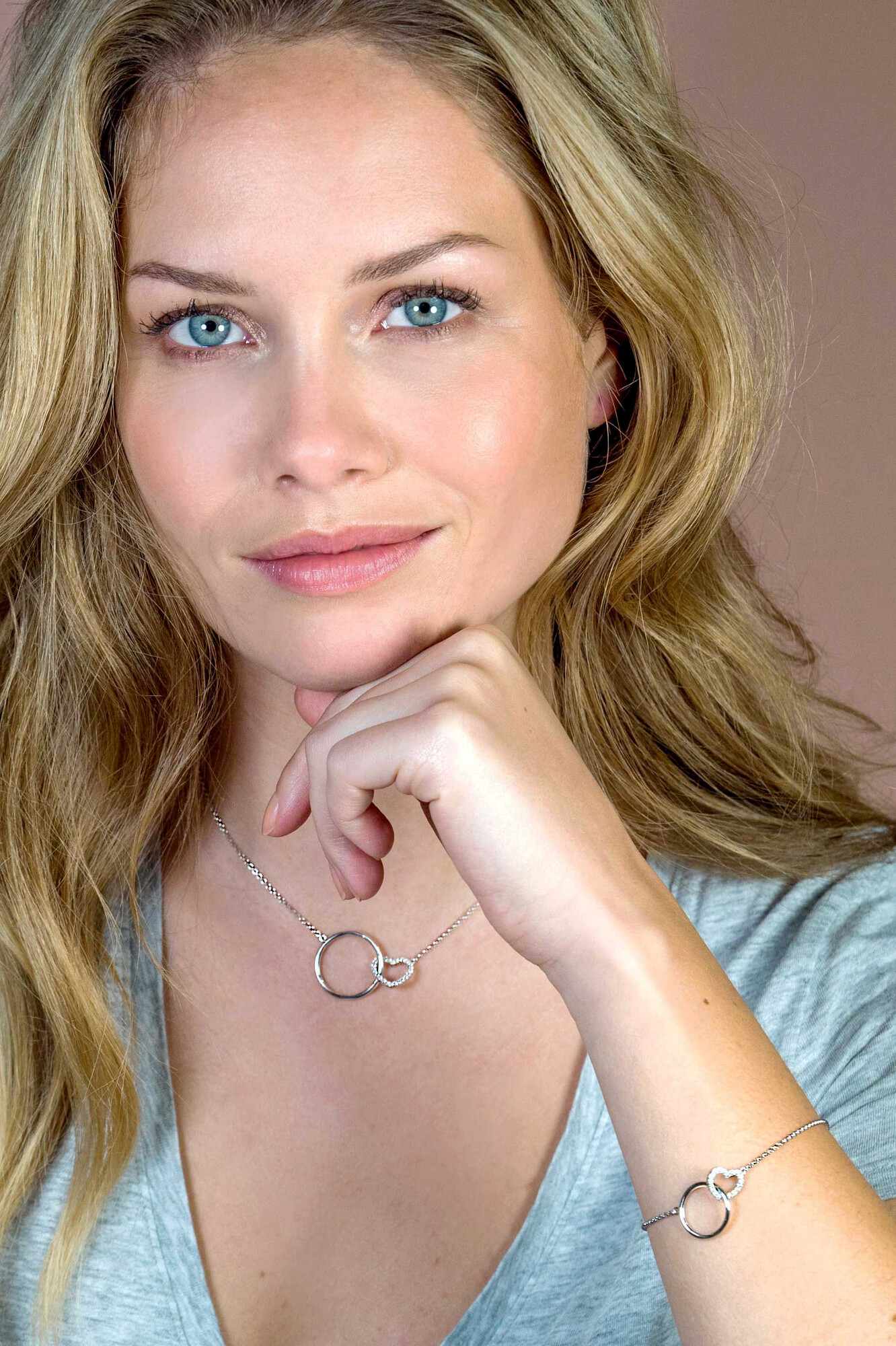 ZINZI silbernes Armband offen rund und Herz in einander weiß ZIA1483