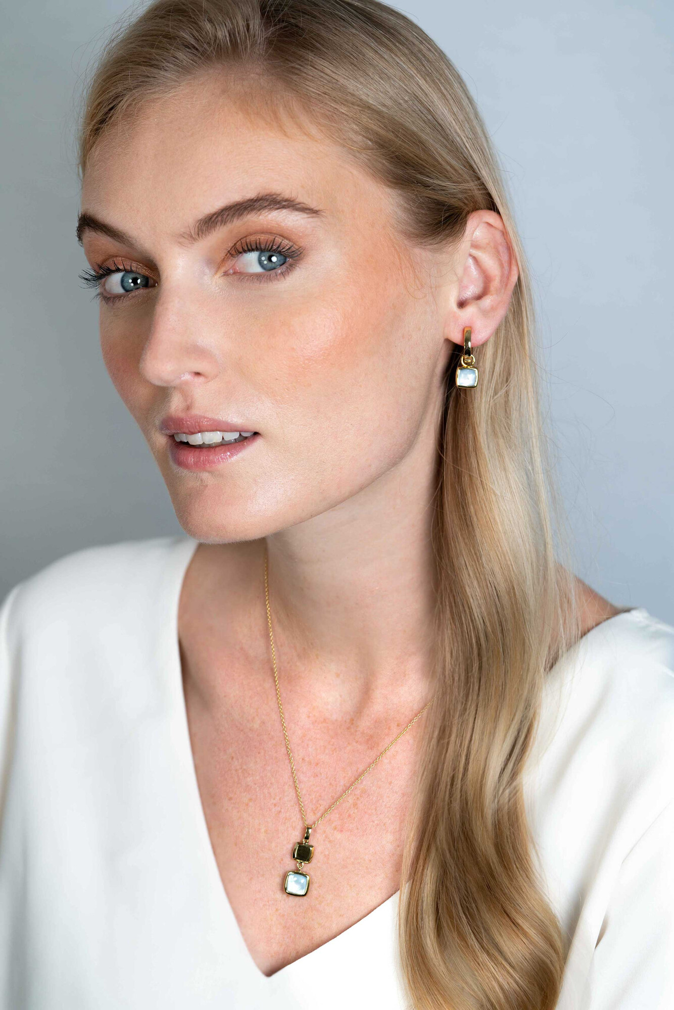 ZINZI Silberner zweiseitiger Anhänger 14 Karat gelb vergoldetes Quadrat mit schwarzem Onyx und weißem Perlmutt 30mm ZIH2257G