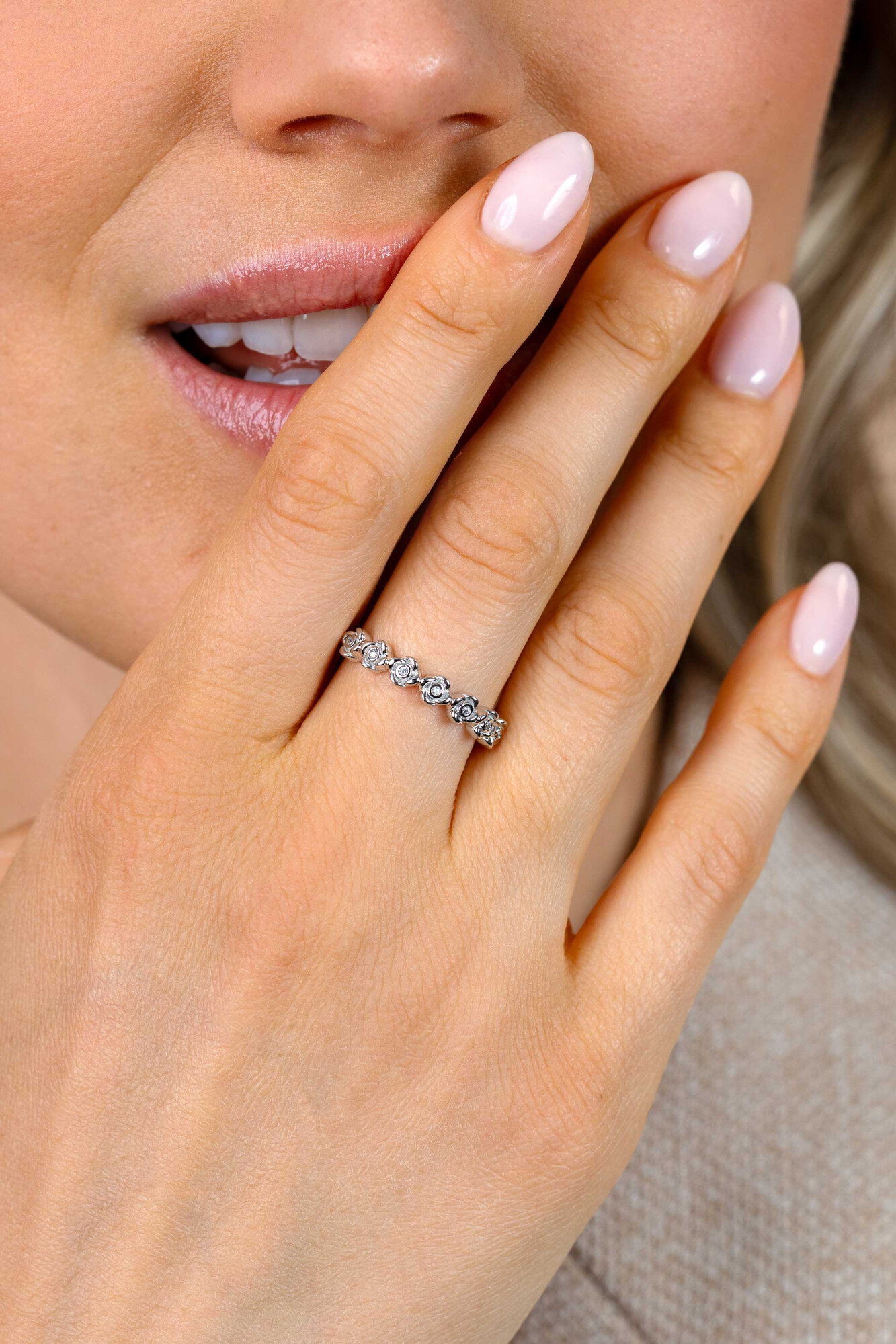 ZINZI zlv. ring met 7 roosjes en zirconia's mt.62