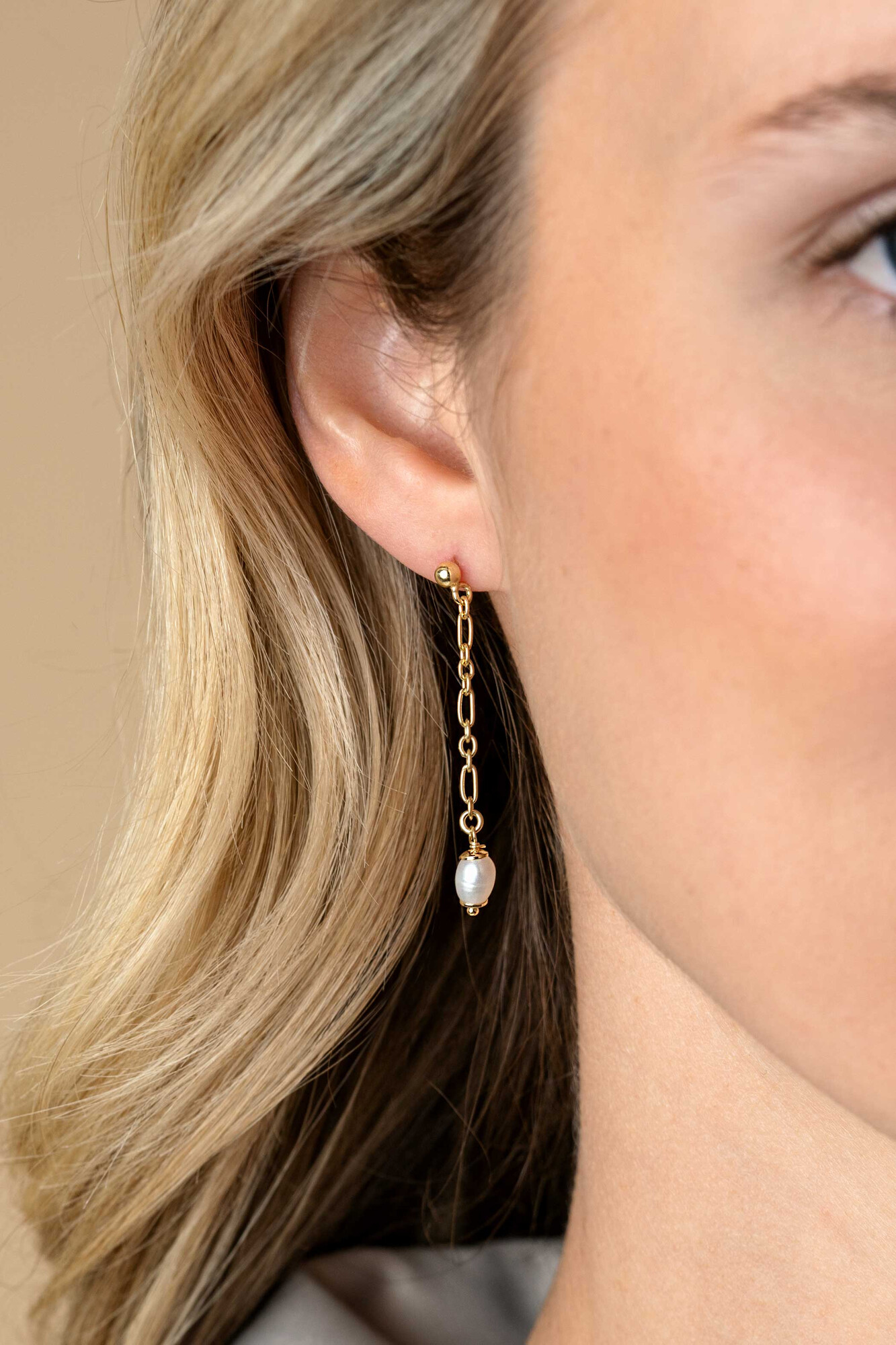 40mm ZINZI vergoldete Silber Ohrstecker mit langem Kettenglied, inklusive weißer Süßwasserperle ZIO2588