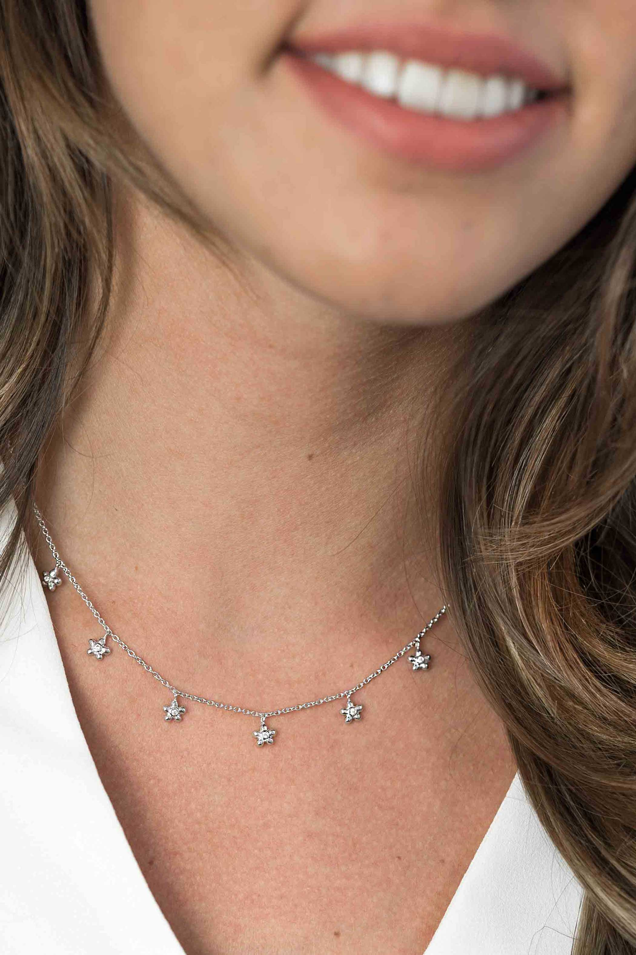 ZINZI zlv. collier met bloem hangertjes en zirc.