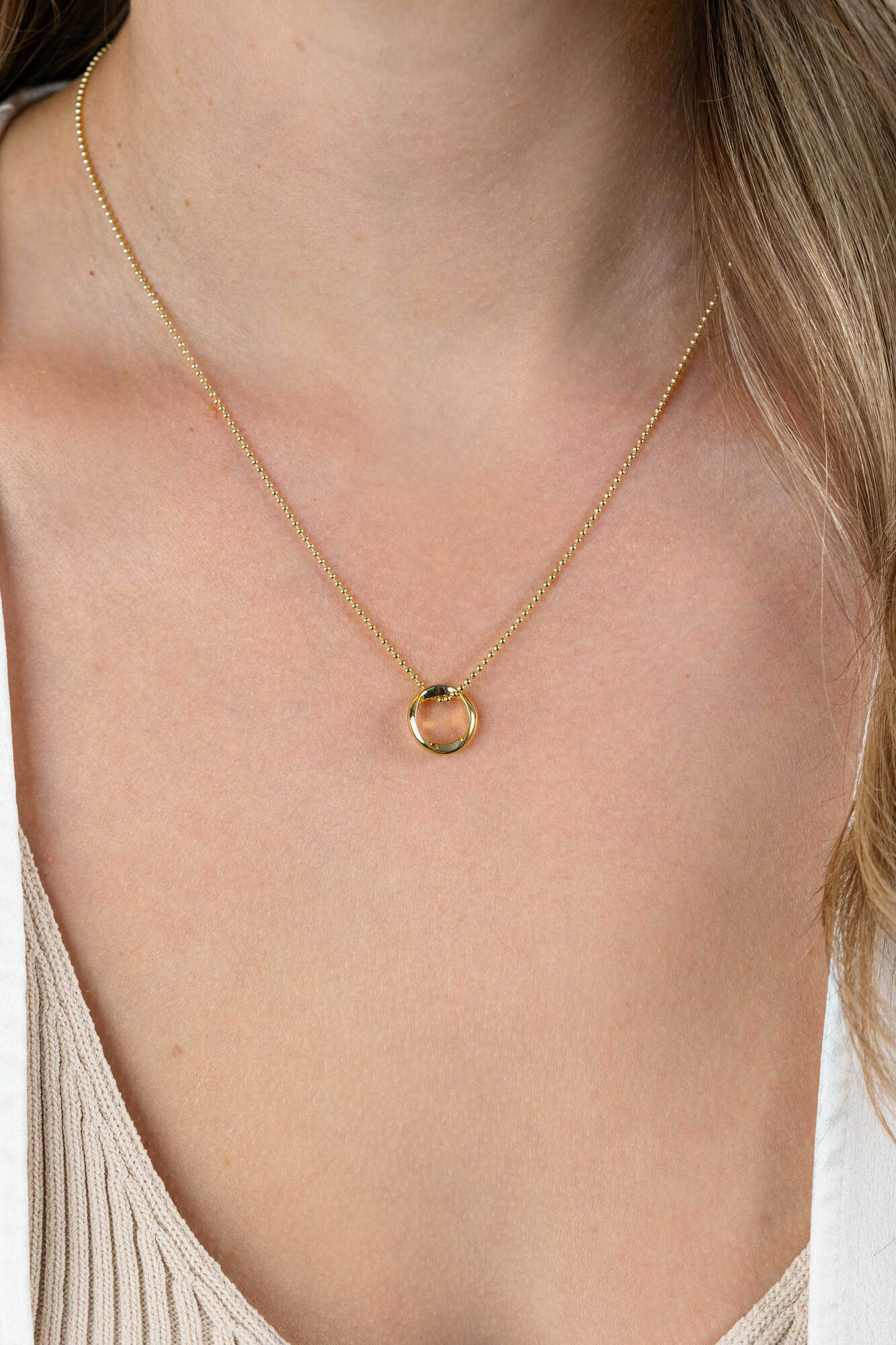 ZINZI vergoldete Silberkette mit Kugeln und glattem Anhänger in runder organischer Form, 45-48 cm ZIC2611G