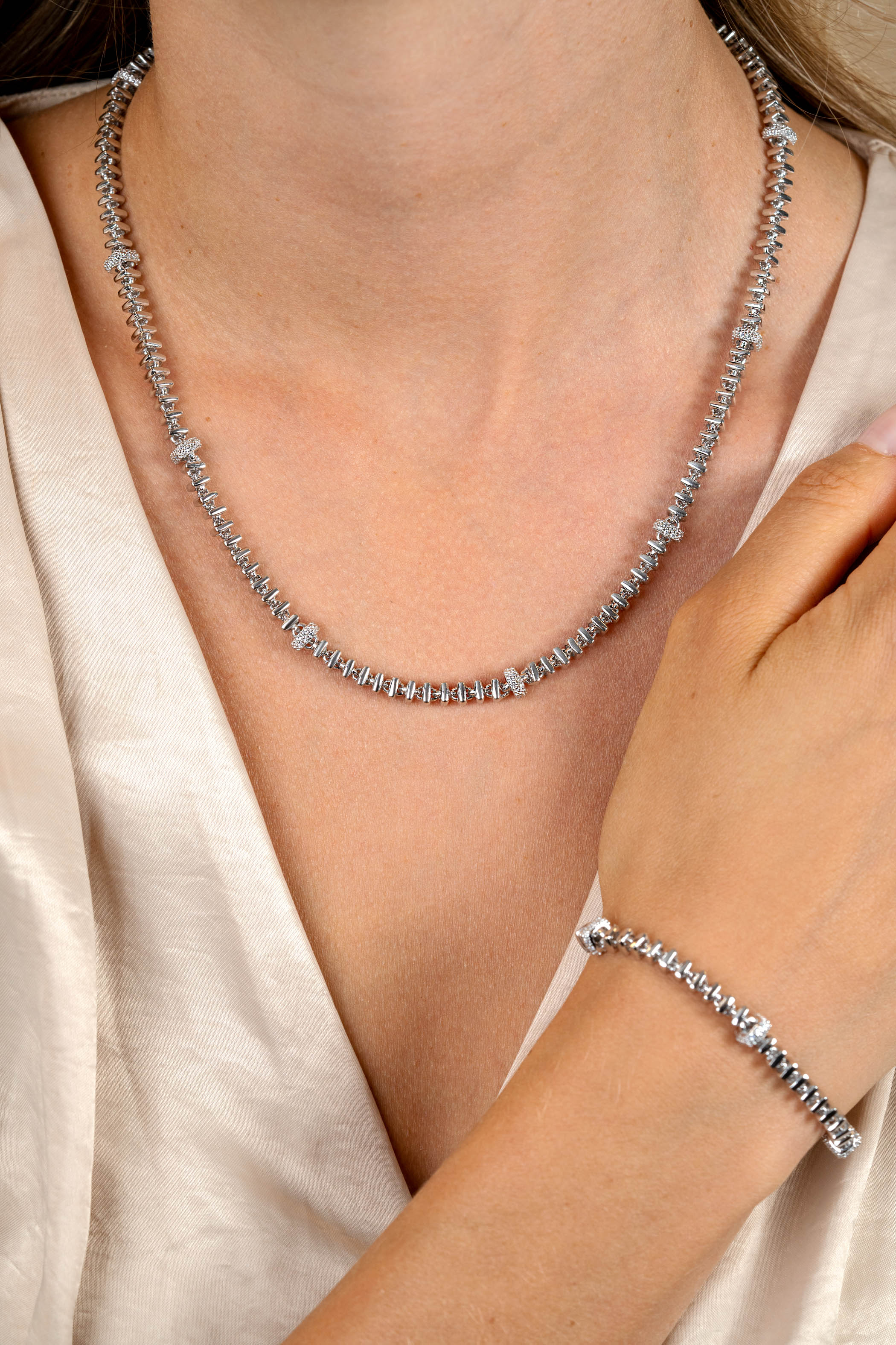 ZINZI Silberkette mit quadratischen Gliedern, 6 mm breit, abwechselnd mit weißen Zirkonias besetzt, 45 cm ZIC2678