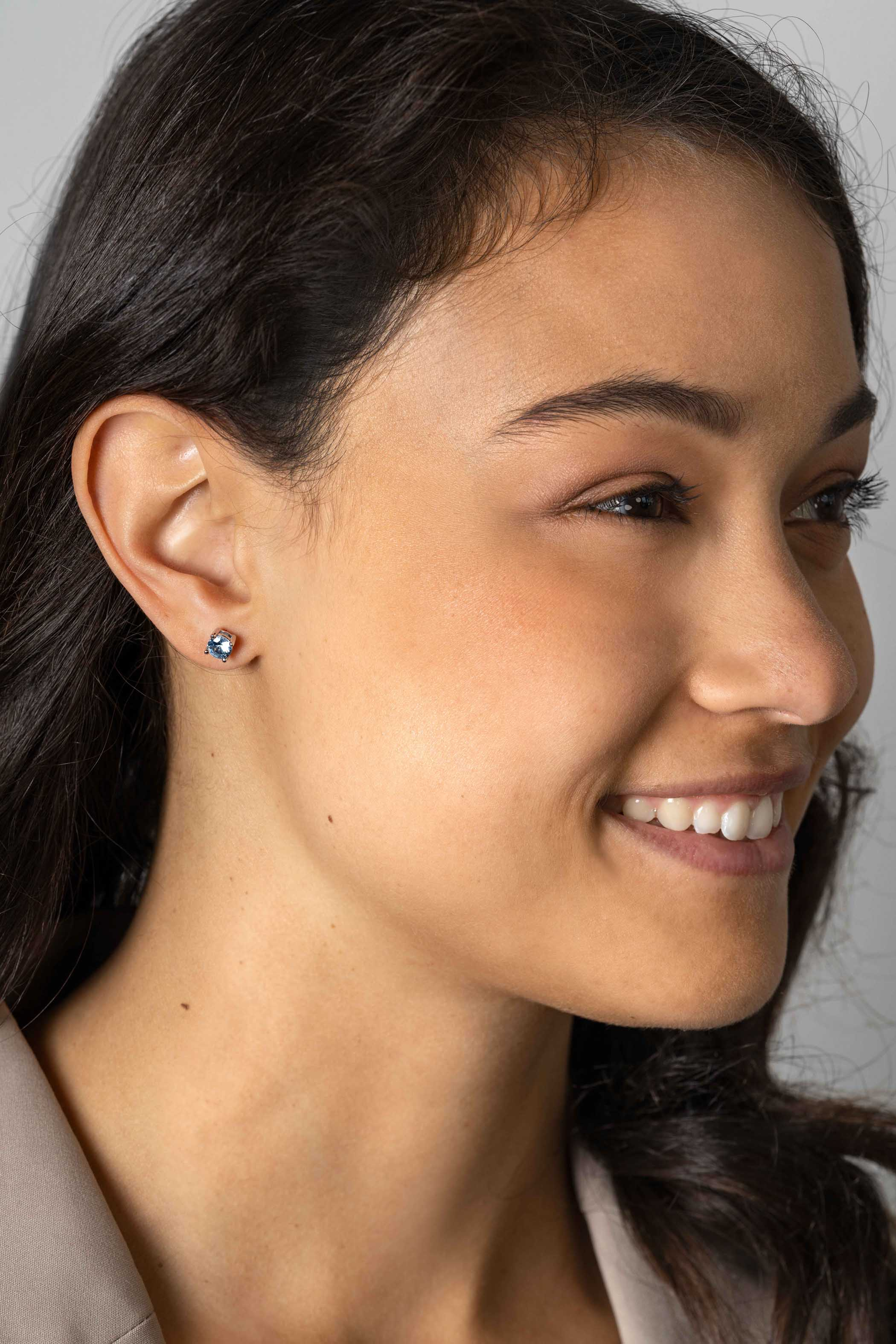 ZINZI zlv. oorknopjes vierpoot chaton blauwe zirc.