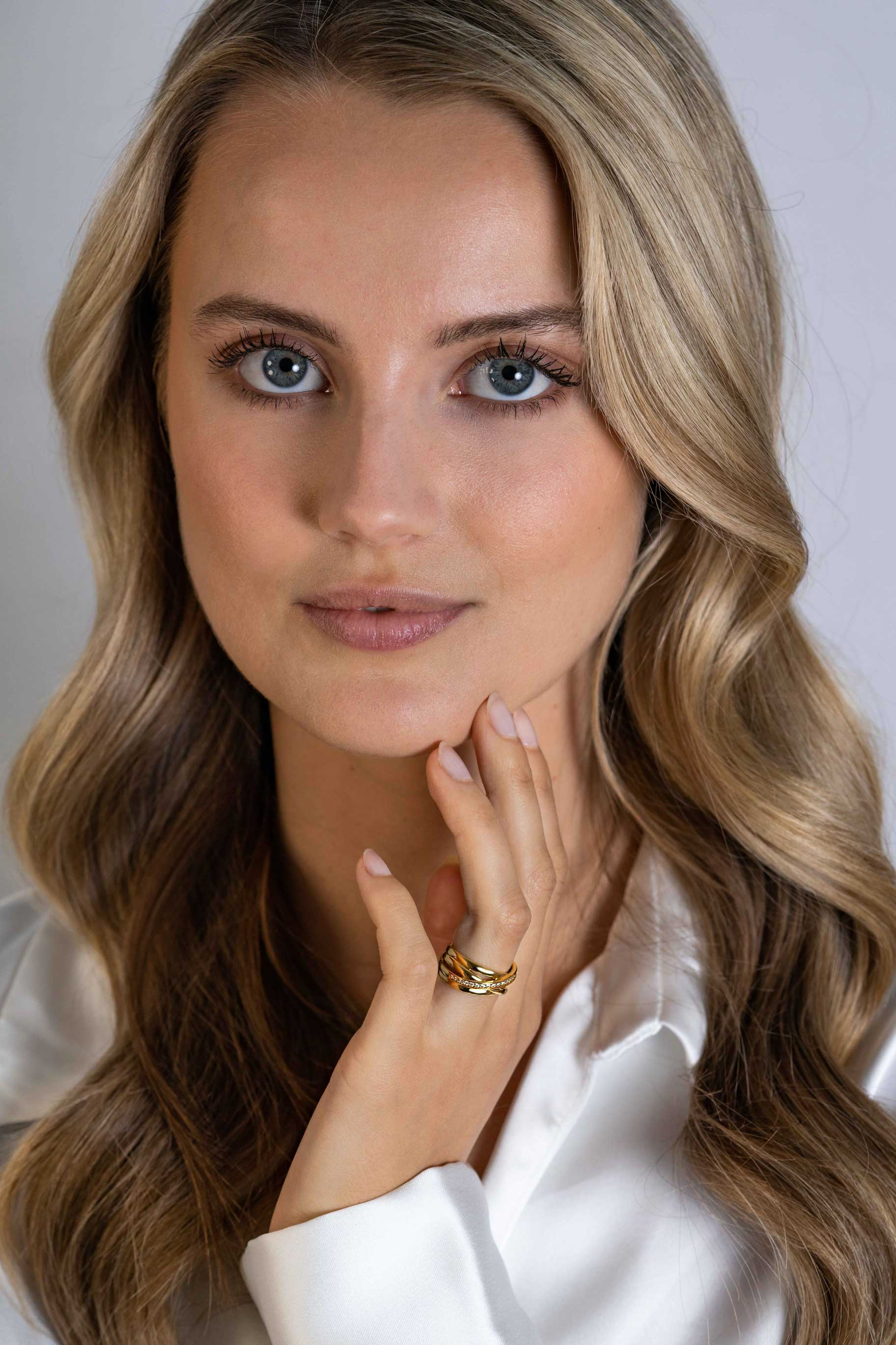 ZINZI zlv. ring geel verg. cross-over 1xrij zirc. mt.62