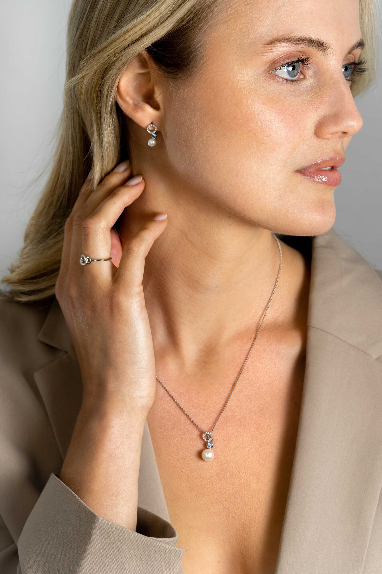 ZINZI zlv. hanger met zirc.wit/blauw/parel