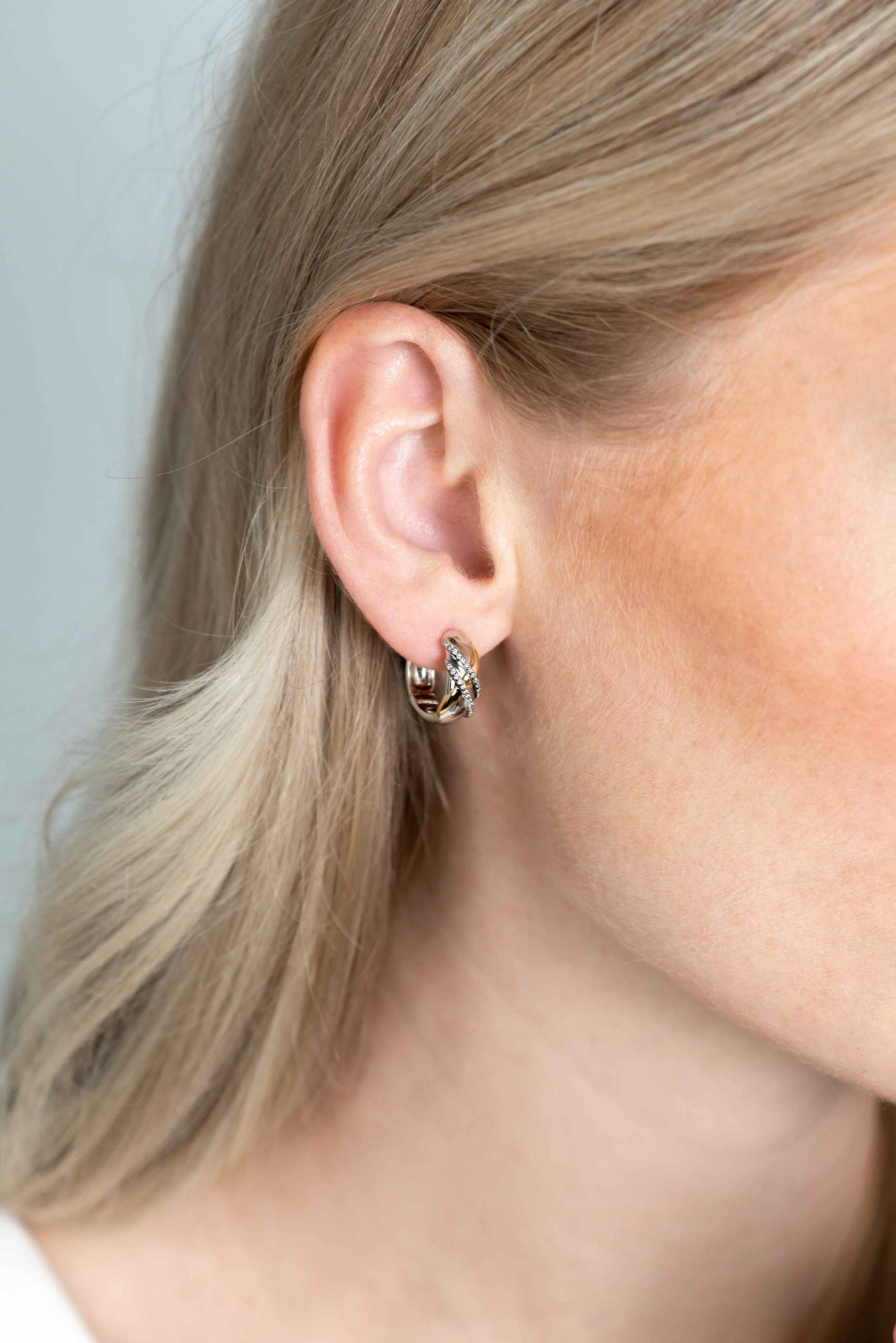 ZINZI silberne Luxus-Ohrringe Cross-Over zweifarbig mit weißen Zirkonias 16x6mm ZIO2243