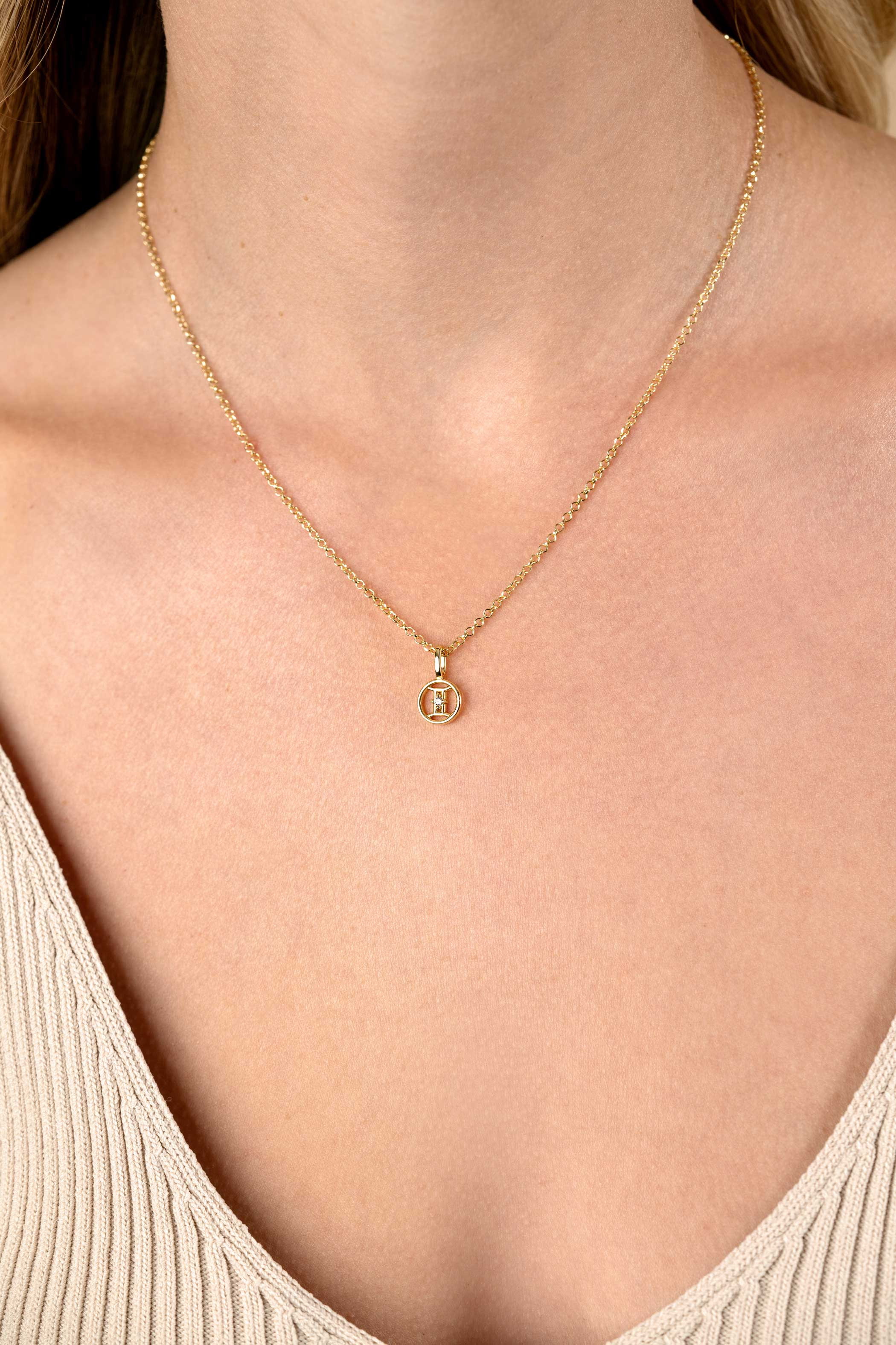 9mm ZINZI vergoldeter Silber Zwillinge Sternzeichen-Anhänger, besetzt mit weißen Zirkonia ZIHY-TWE (ohne Kette)