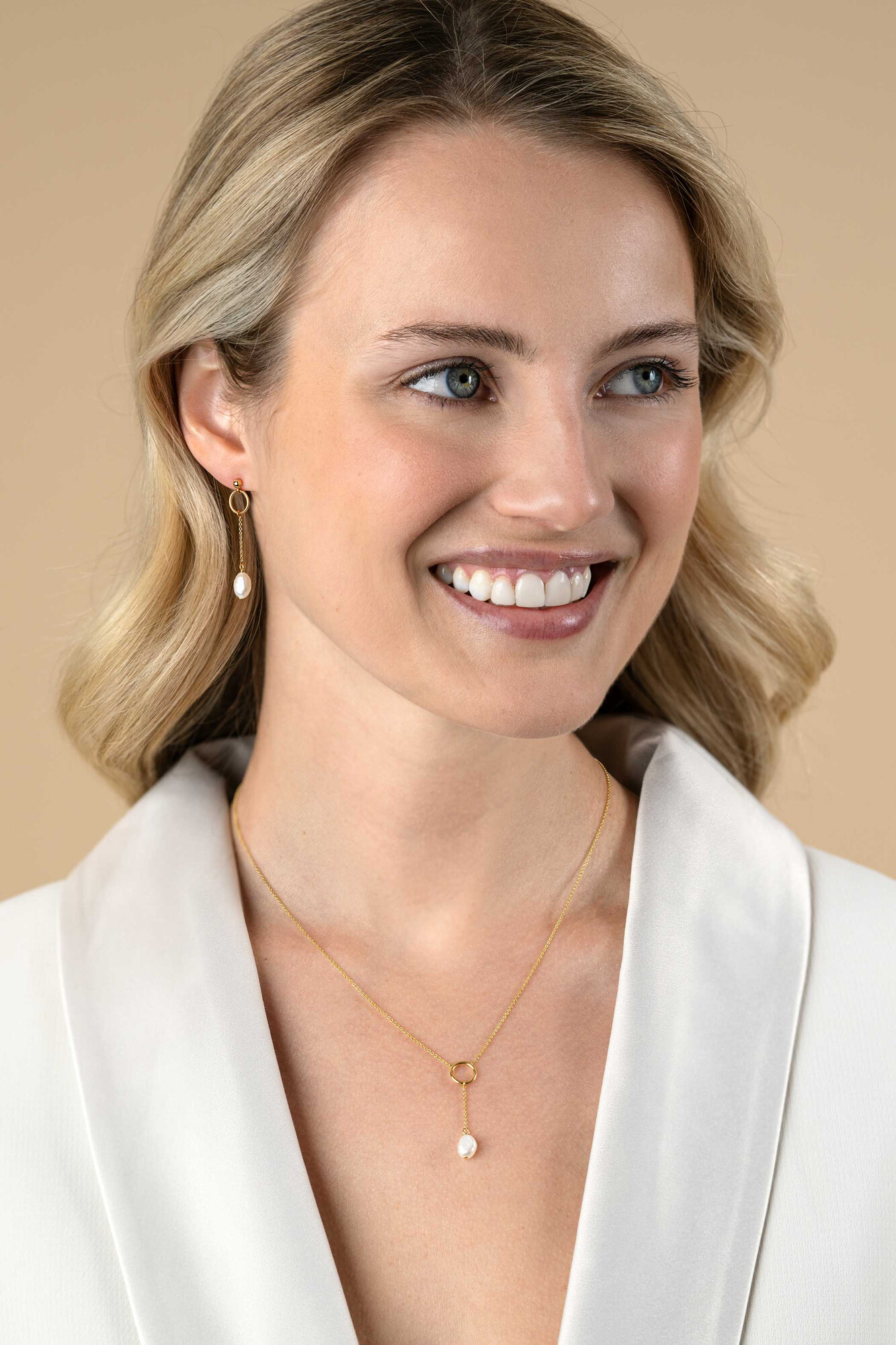 37mm ZINZI vergoldete Silber Ohrstecker mit offenem Kreis und Kettchen mit baumelnder weißer Süßwasserperle in organischer Form ZIO2615