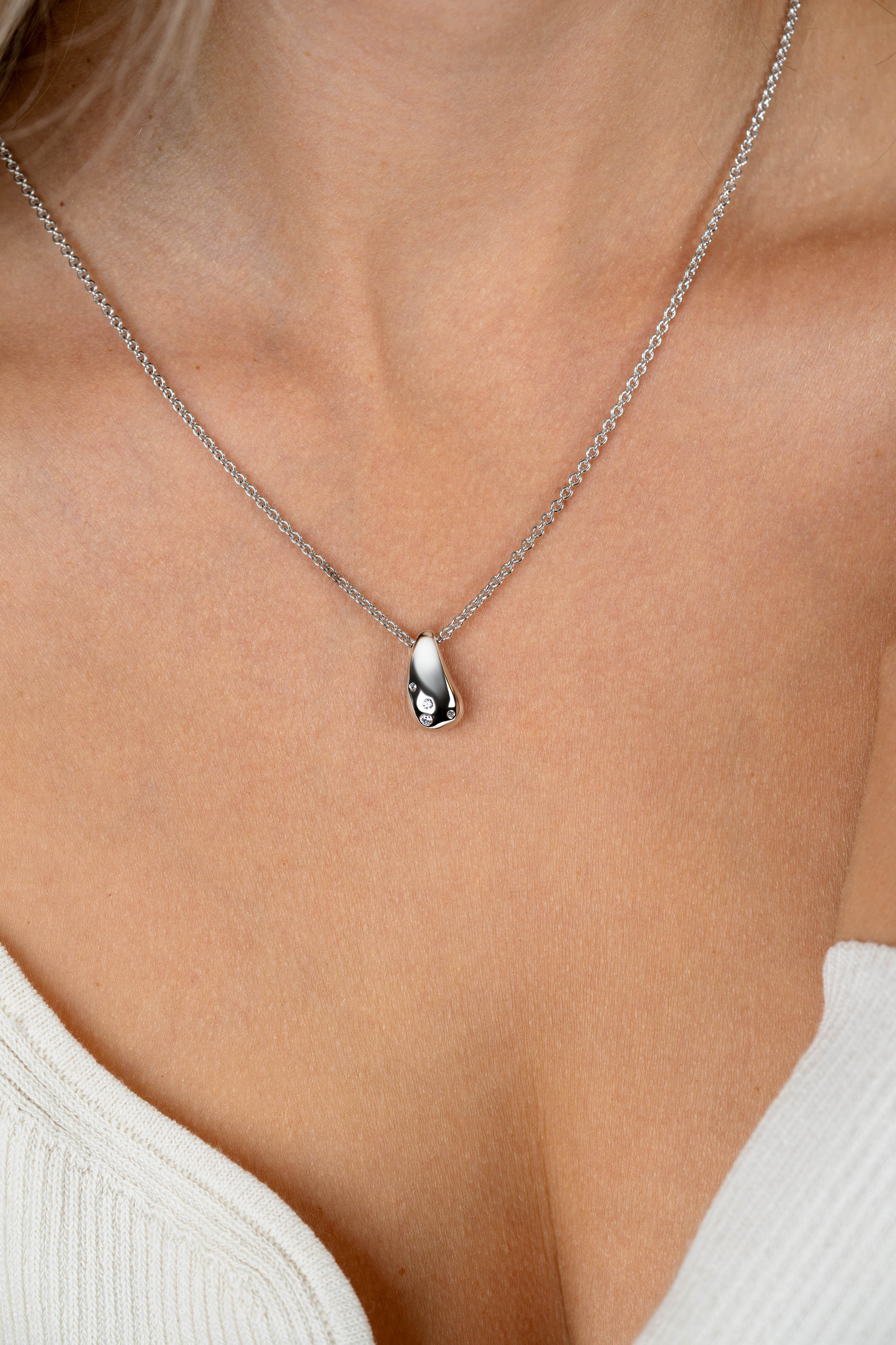 ZINZI Silber Gliederkette mit tropfenförmigem Anhänger (15 mm), besetzt mit vier weißen Zirkonias, 42-45 cm ZIC2655