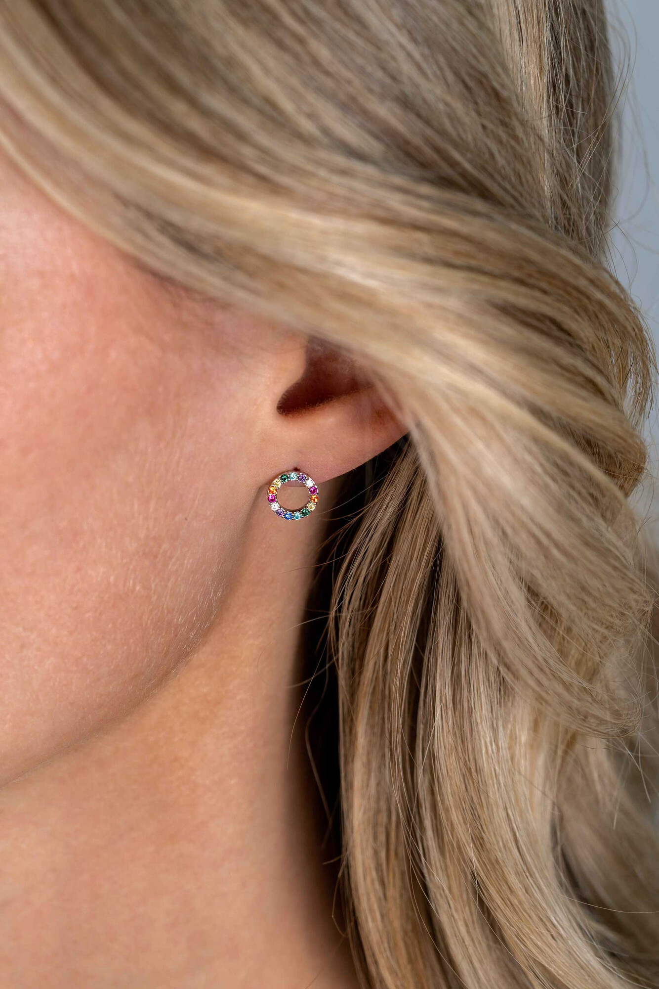 ZINZI zlv. oorknopjes rond open zirc. regenboog