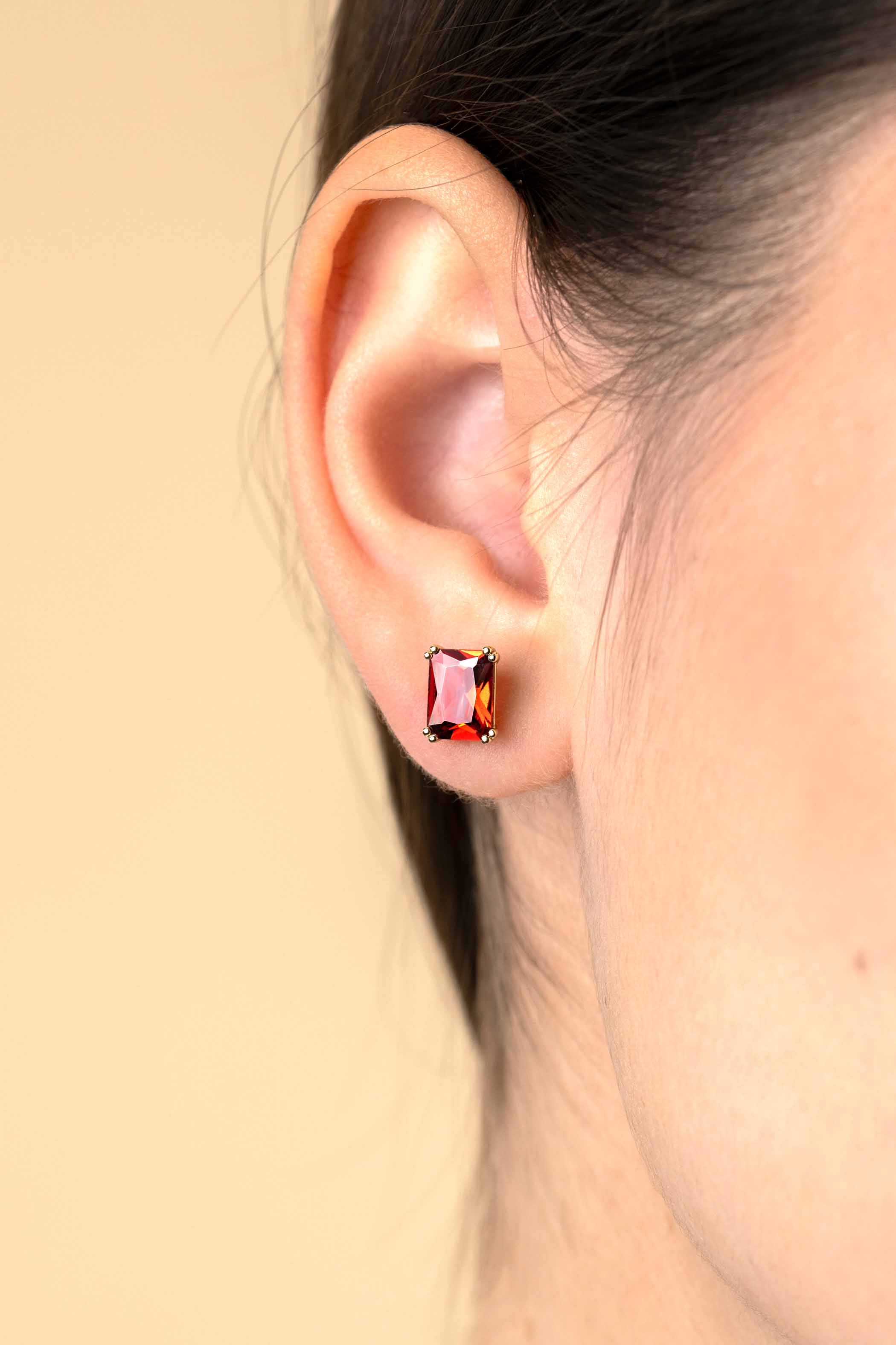 ZINZI zlv. oorknopjes gg.verg. rechthoek rood zirc.