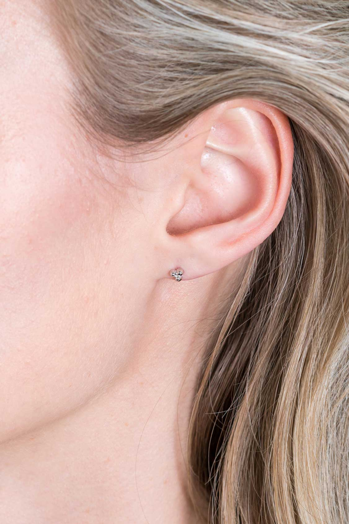 ZINZI silberne Ohstecker 4mm 3 Kugel ZIO2169