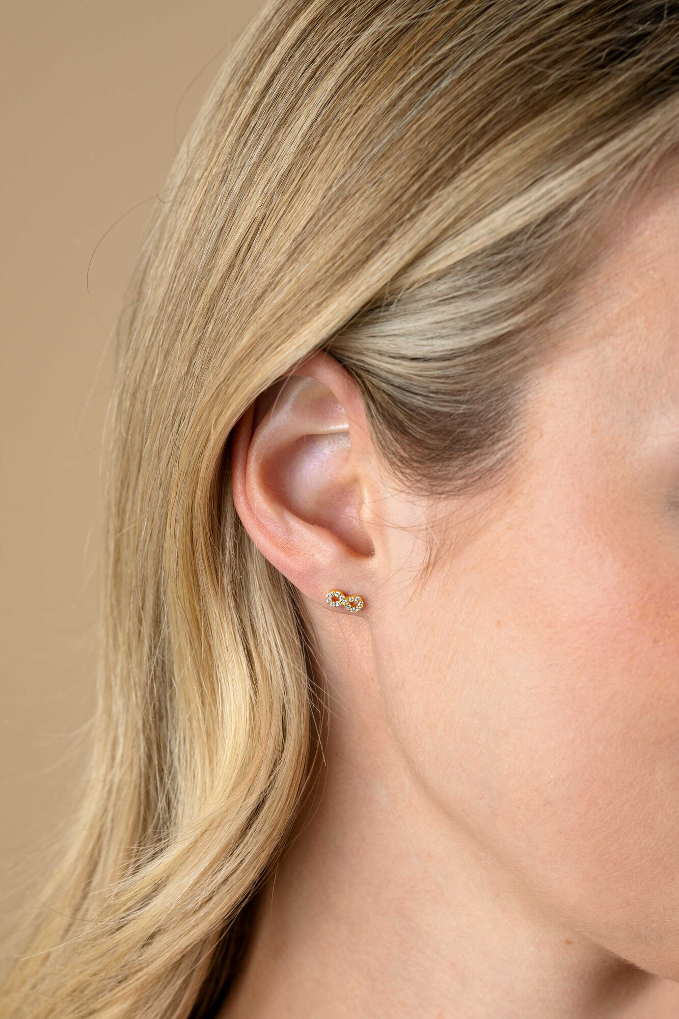 8mm ZINZI vergoldete Silber Ohrstecker Infinity mit weißen Zirkonia ZIO2597Y