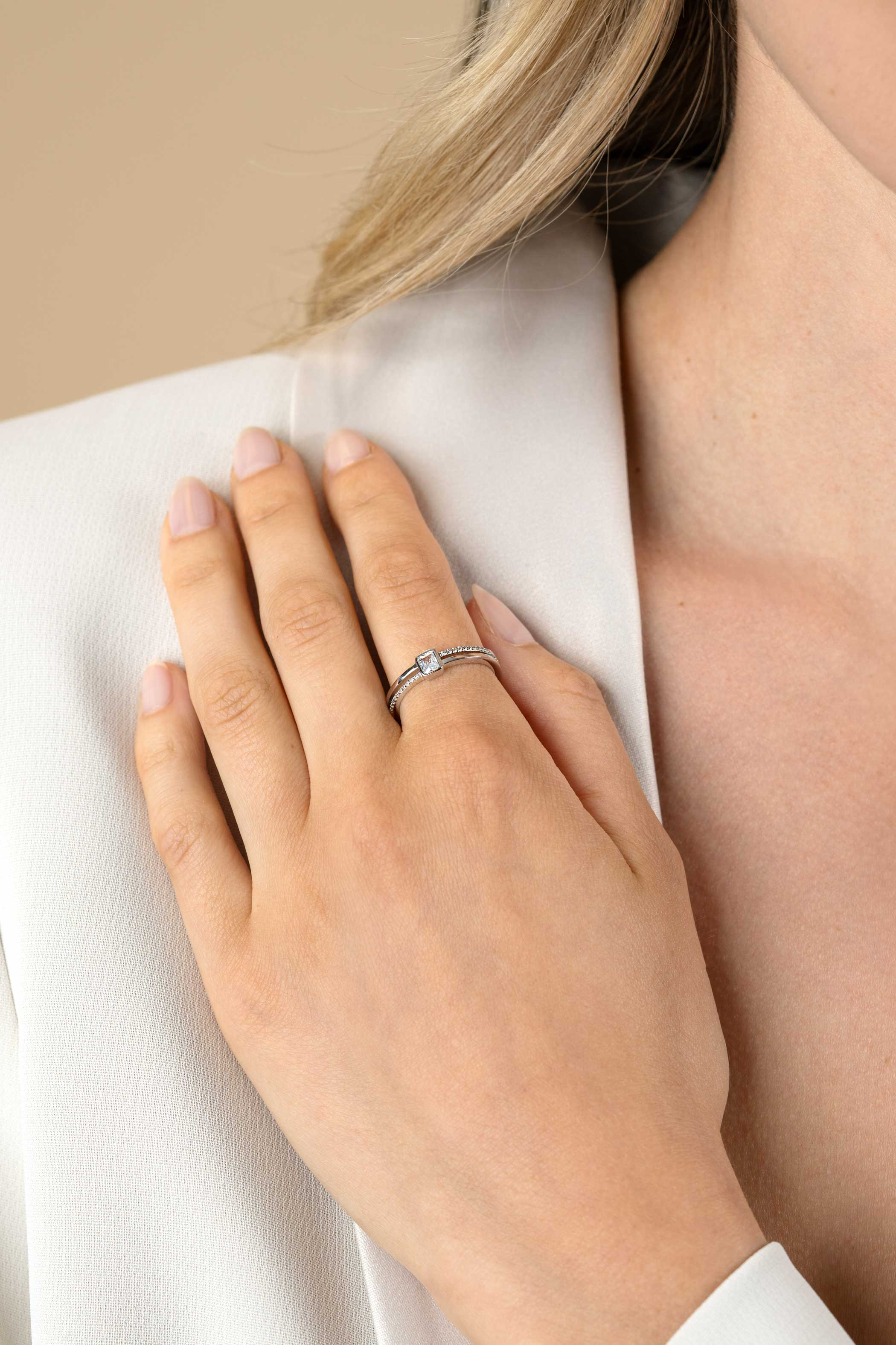 ZINZI Silber-Multilook-Ring mit rechteckiger Zargenfassung von 5mm und zwei Bahnen. Besetzt mit weißen Zirkonia ZIR2626