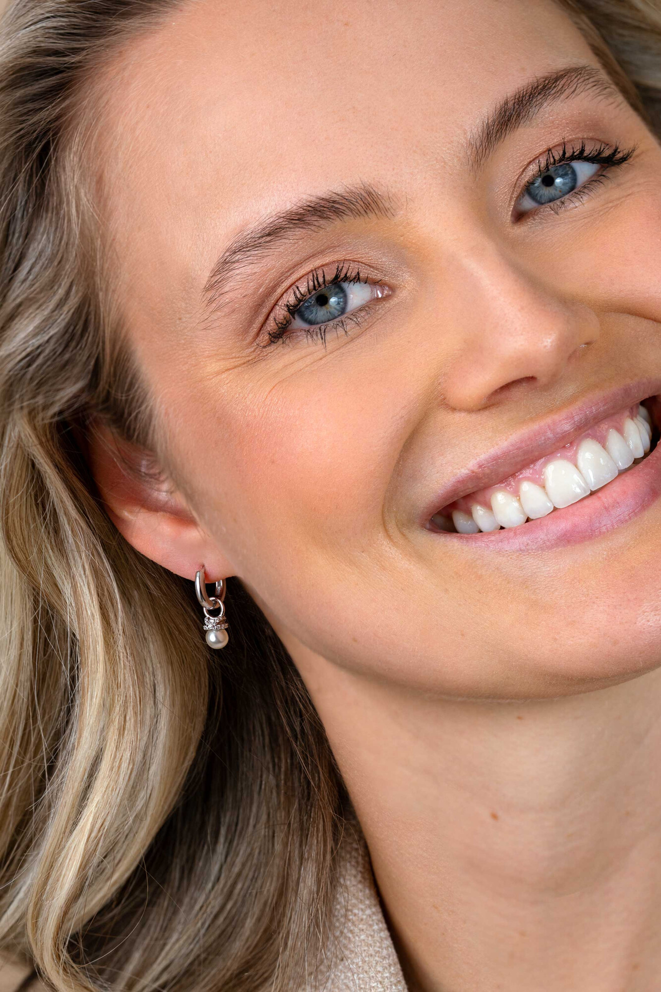 ZINZI zlv. oorbedels parel met zirconia's in x vorm