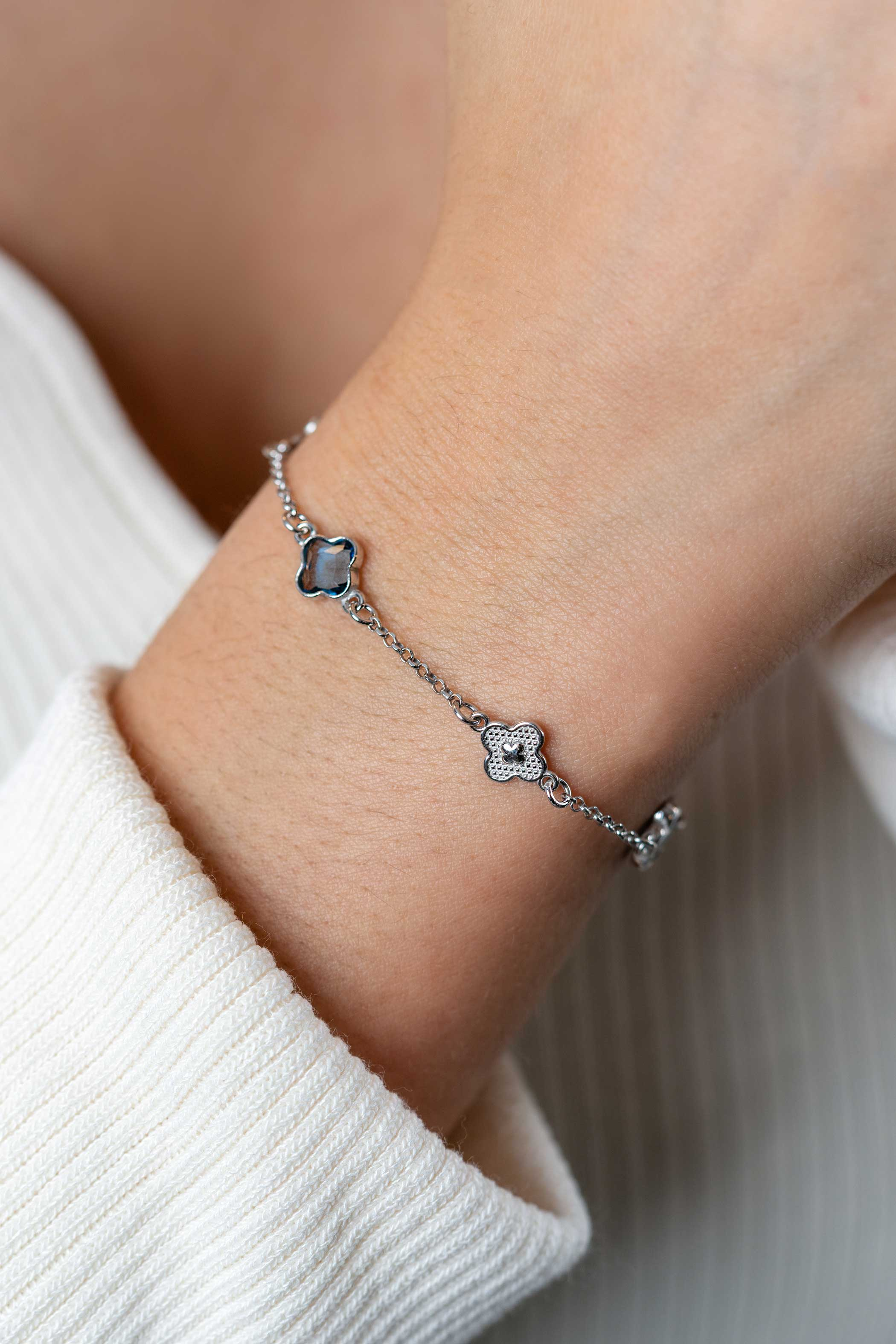 ZINZI zlv. armband met klaver blauw zirc.