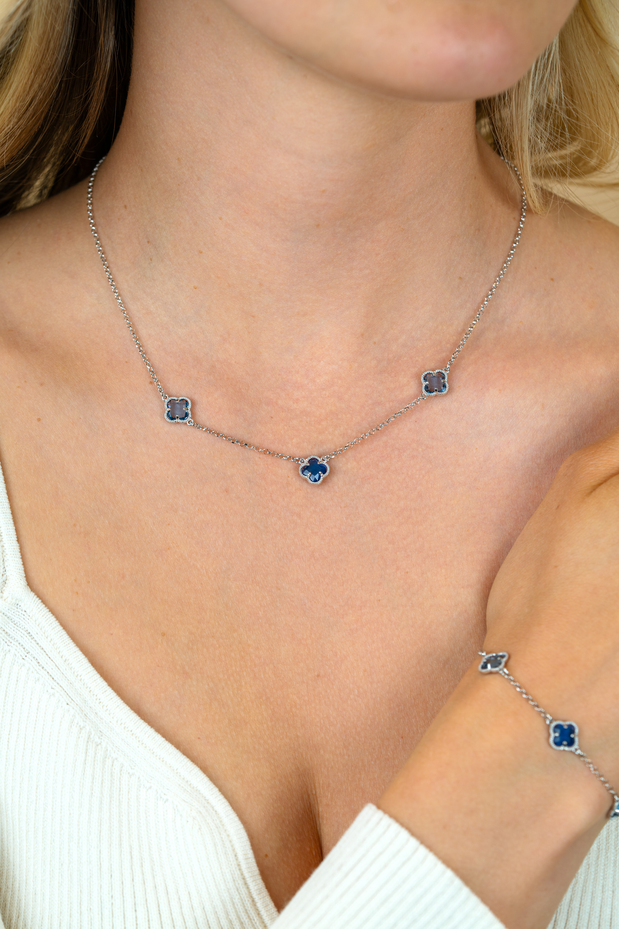 ZINZI Silber Gliederkette mit zwei hellblauen Kleeblättern und einem dunkelblauen Kleeblatt, 42-45 cm ZIC2663B