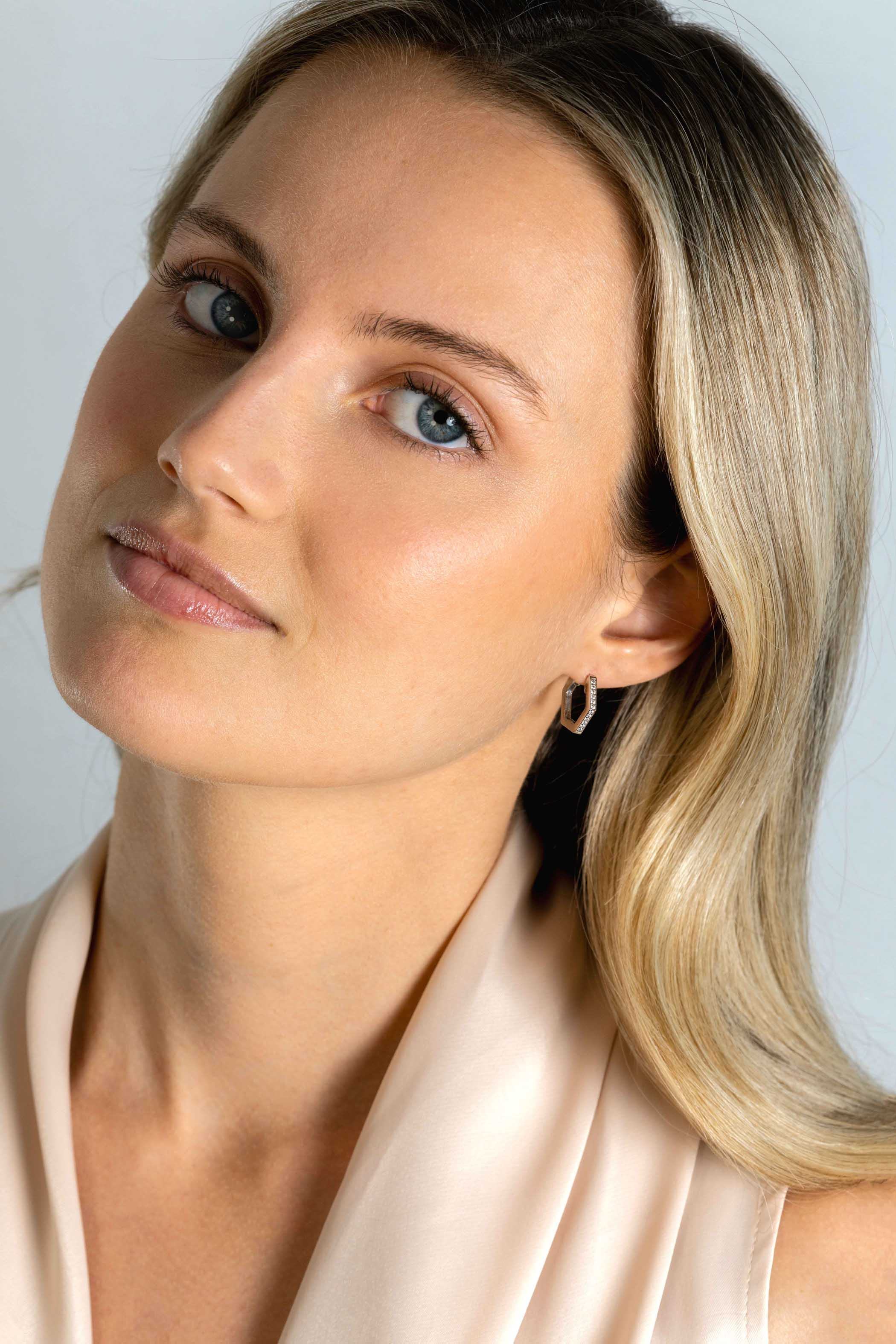 ZINZI zlv.klapcreolen zeskant met zirconia's 16x2mm