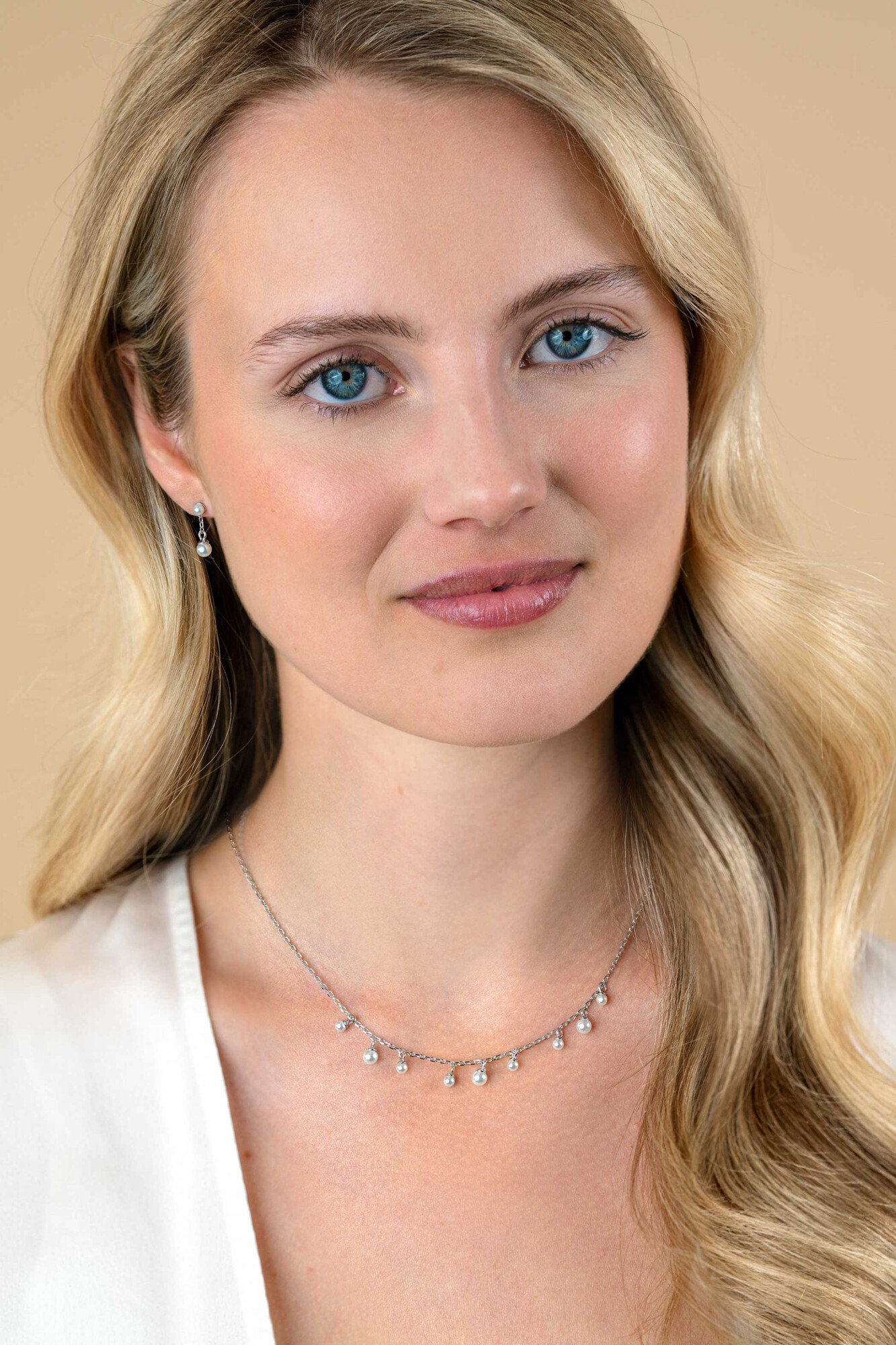 ZINZI Silberkette mit neun runden weißen Glasperlen in verschiedenen Größen, spielerisch auf der Kette verteilt, 40-45 cm ZIC2623