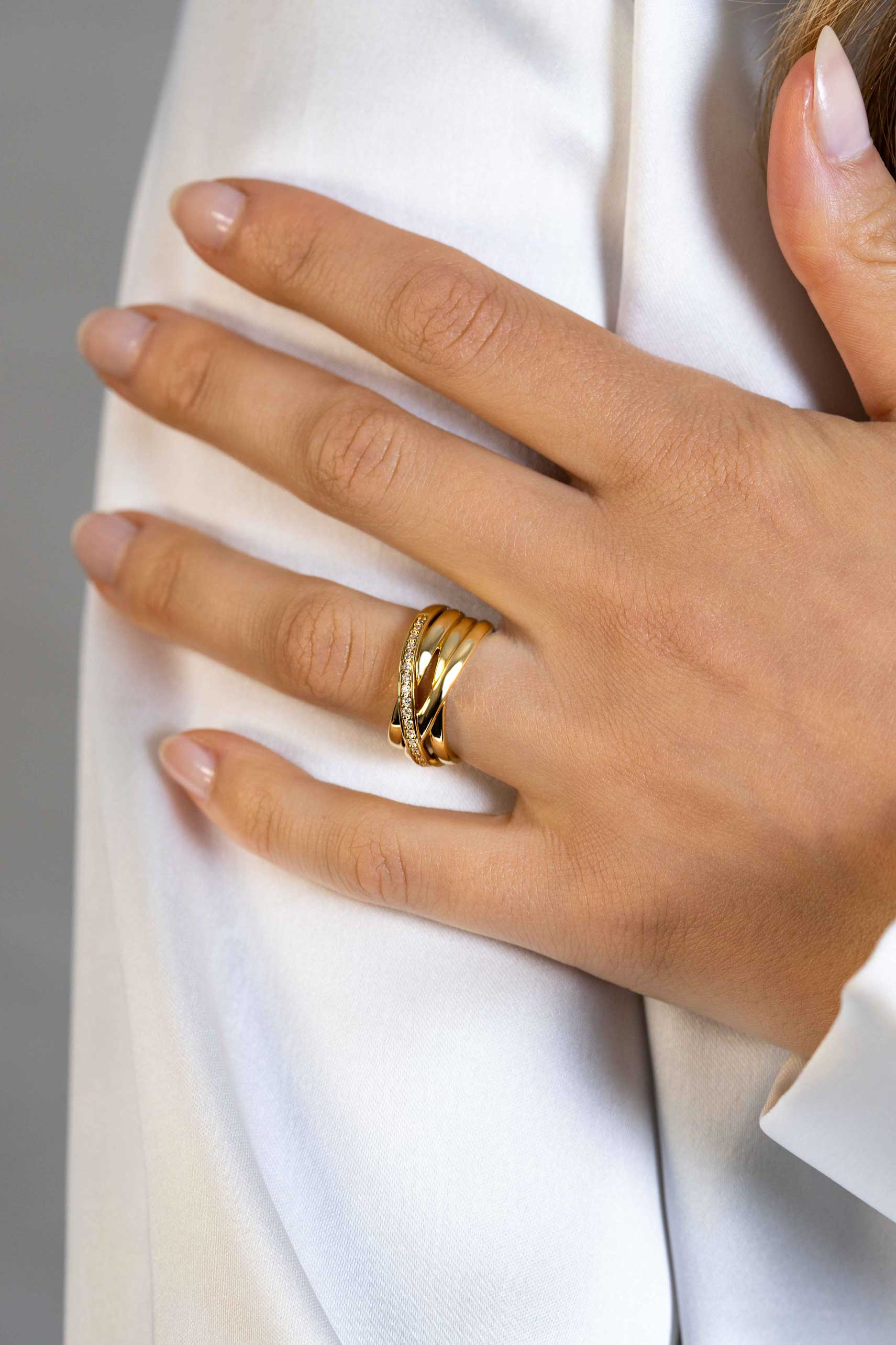 ZINZI zlv. ring geel verg. cross-over 1xrij zirc. mt.62