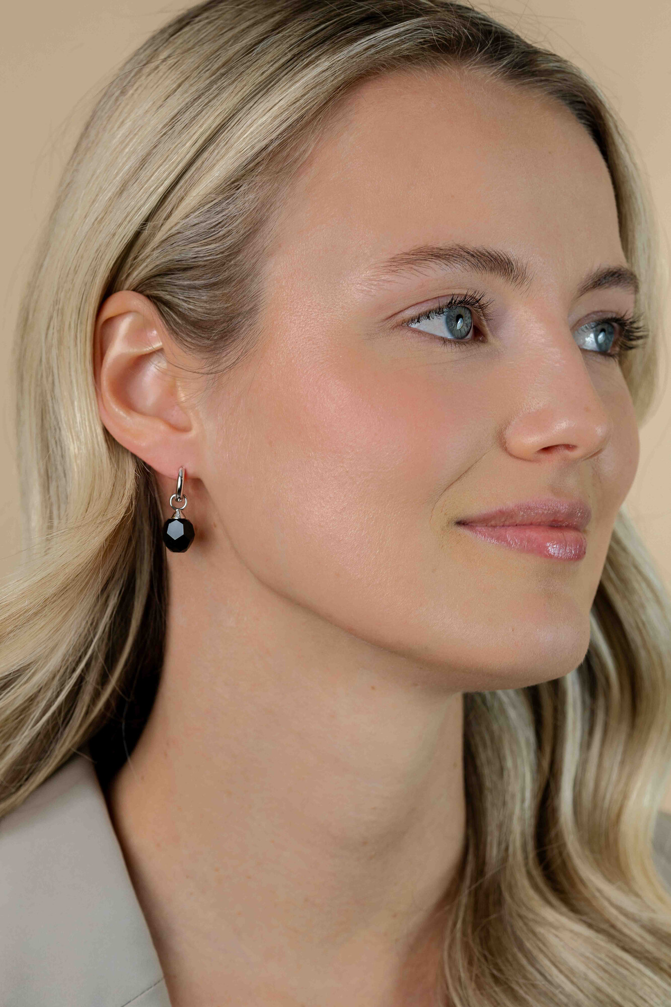 ZINZI zlv. creoolhangers zwarte bead rond 10mm