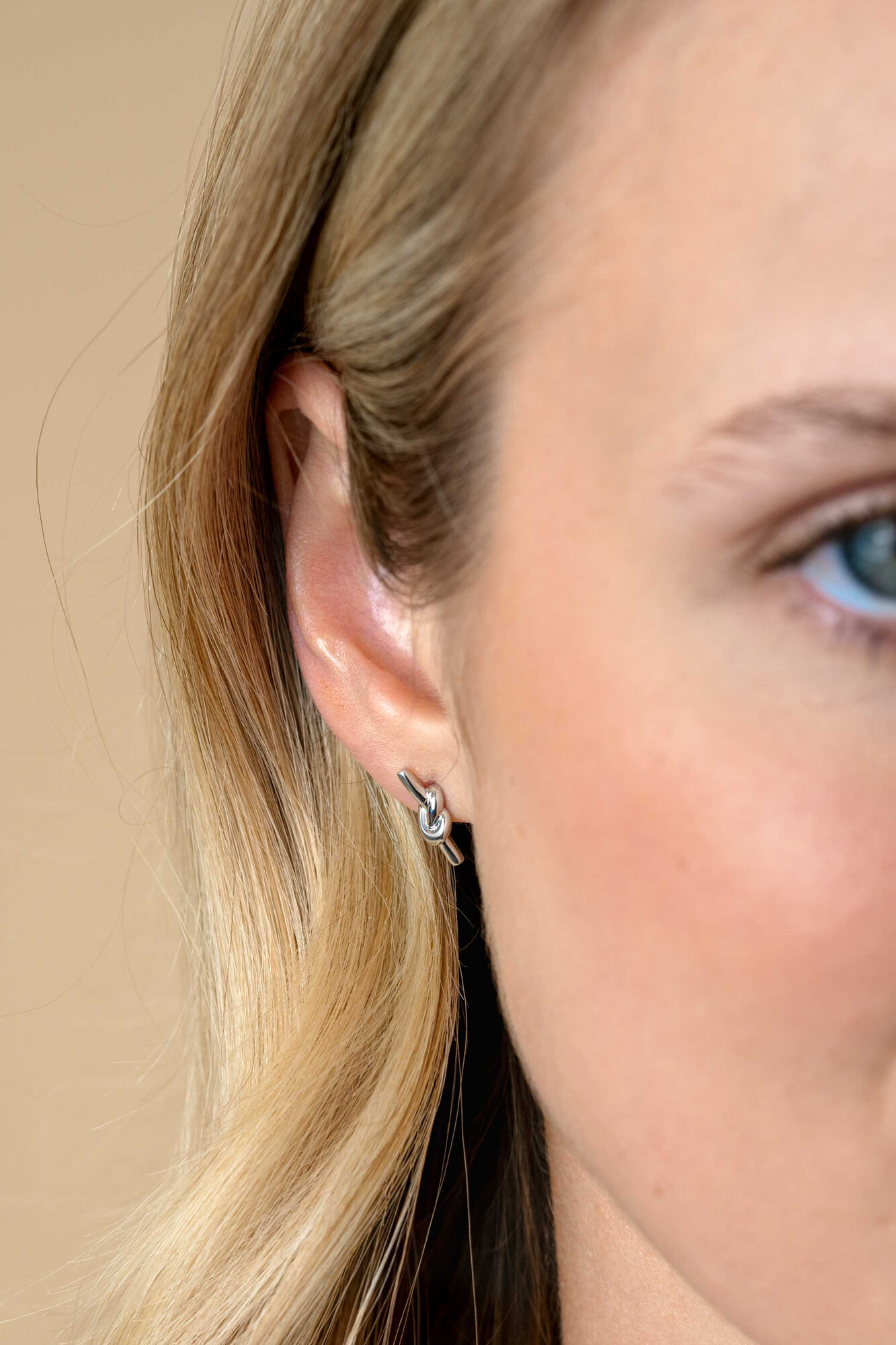 13mm ZINZI Silber Ohrstecker mit Stab und glänzendem Knoten ZIO2613