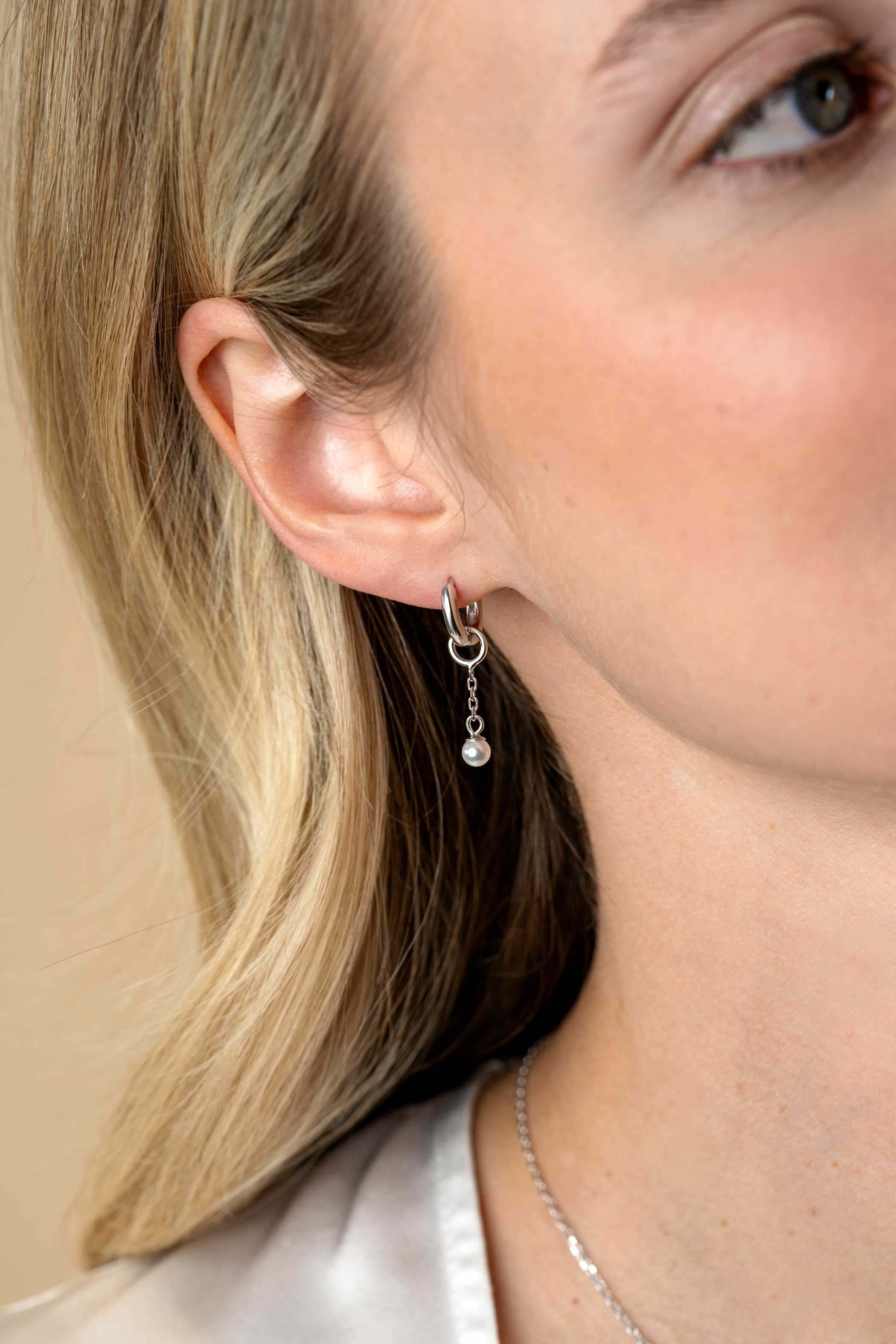 18mm ZINZI Silber-Ohrhänger mit Kettenglied und runder weißer Glasperle 4mm ZICH2623 (ohne Ohrringe)