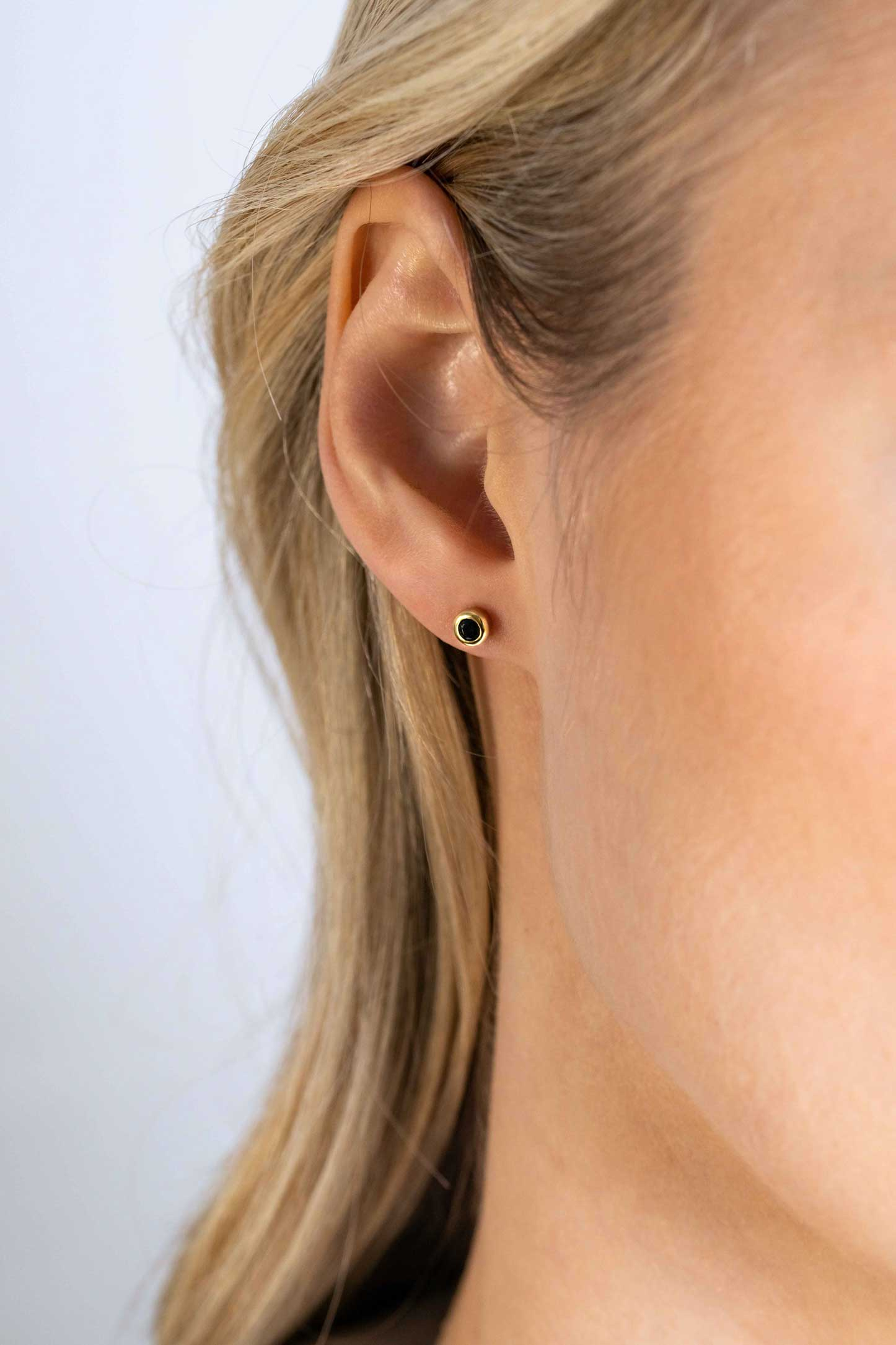 ZINZI zlv. oorknopjes gg.verg met zwarte zirc. 4mm