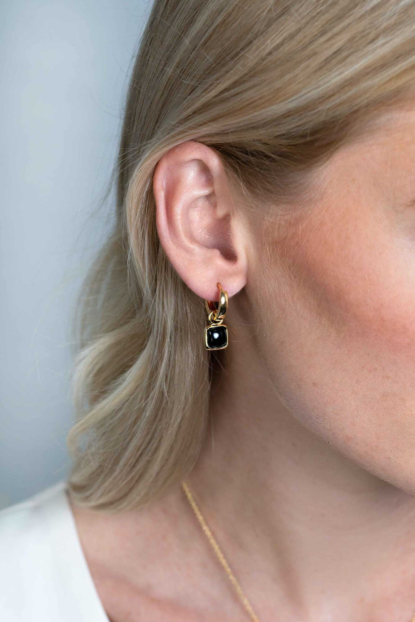 ZINZI Silberne Ohranhänger extra 14 Karat gelbvergoldetes Quadrat zweiseitig schwarzer Onyx und weißes Perlmutt 10mm ZICH2257G