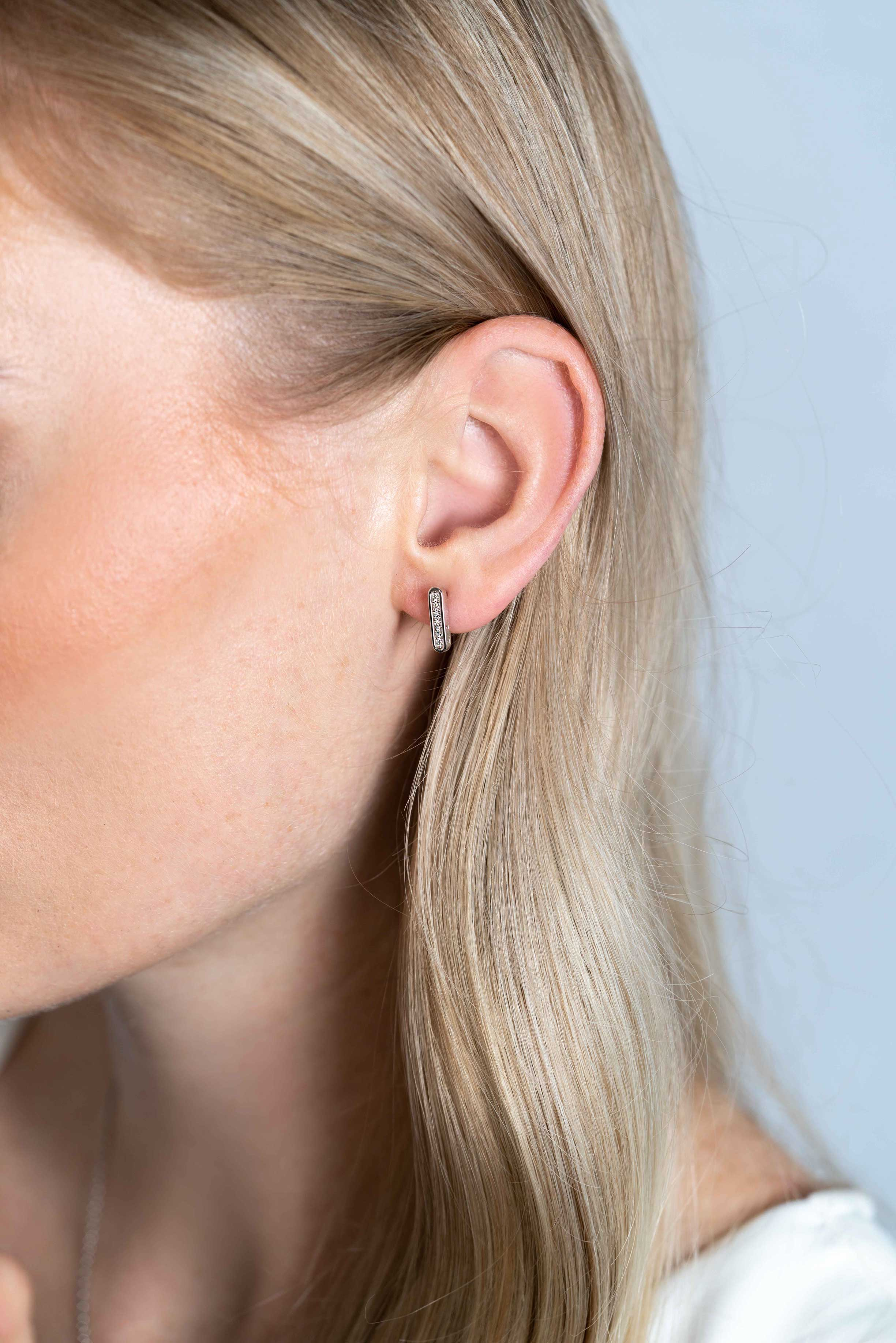 ZINZI silberne Ohrstecker Stab 12mm ovale Form besetzt mit weißen Zirkonia ZIO2270