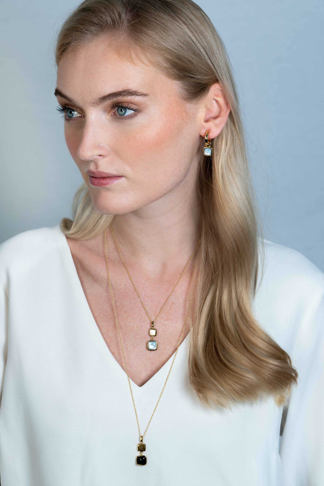 ZINZI Silberne Ohranhänger extra 14 Karat gelbvergoldetes Quadrat zweiseitig schwarzer Onyx und weißes Perlmutt 10mm ZICH2257G