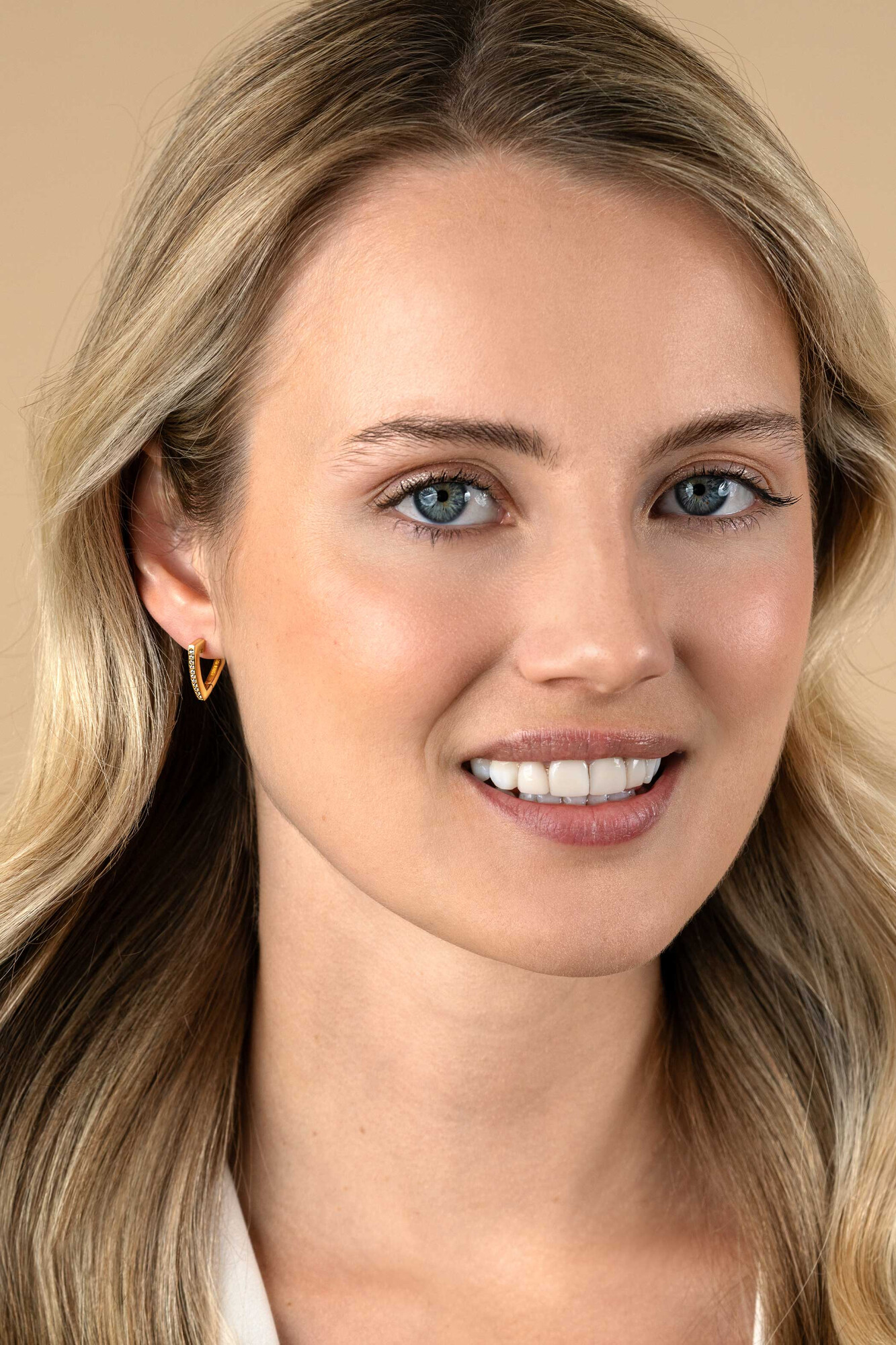 14mm ZINZI vergoldete Silber Creolen in Dreiecksform, besetzt mit weißen Zirkonia ZIO2607