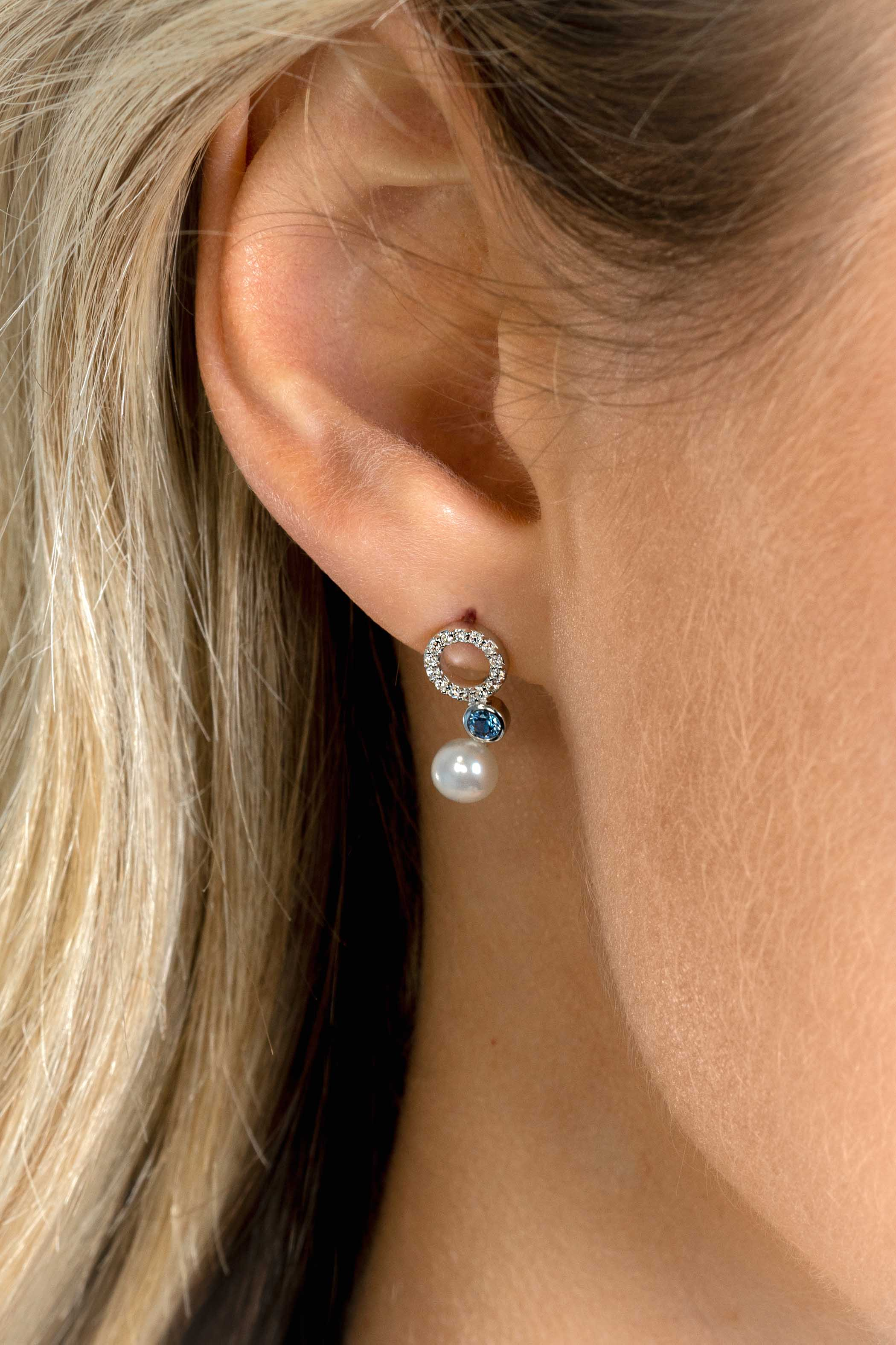 ZINZI zlv. oorstekers met zirc.wit/blauw/parel