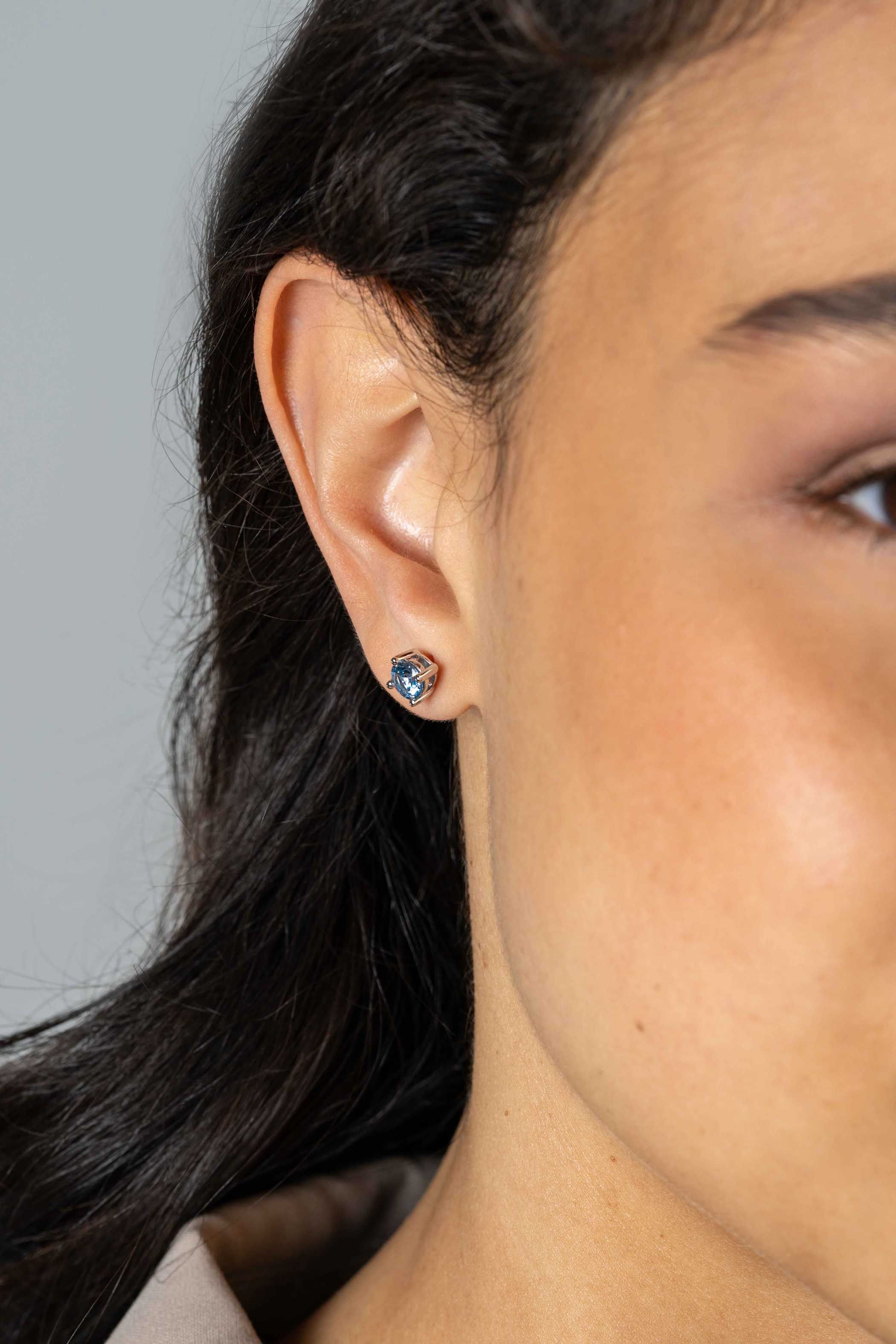 ZINZI zlv. oorknopjes vierpoot chaton blauwe zirc.