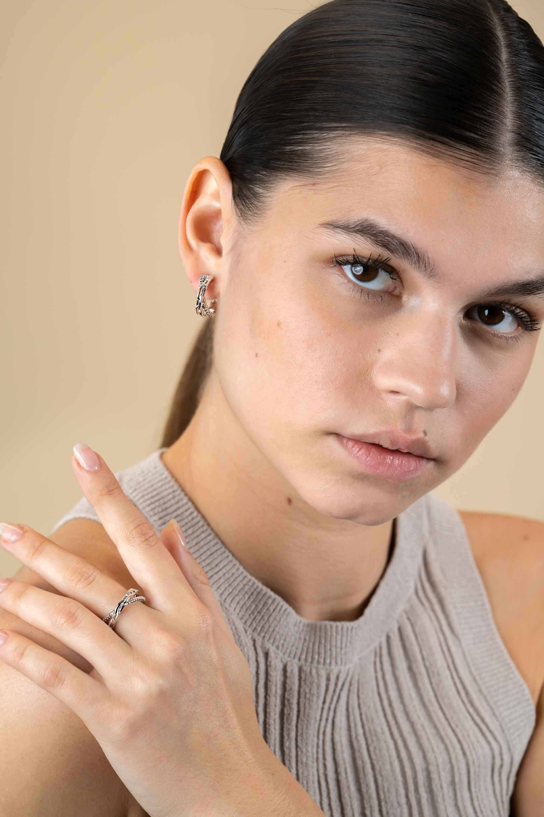 ZINZI zlv. ring cross-over paperclip/gedraaid mt.58