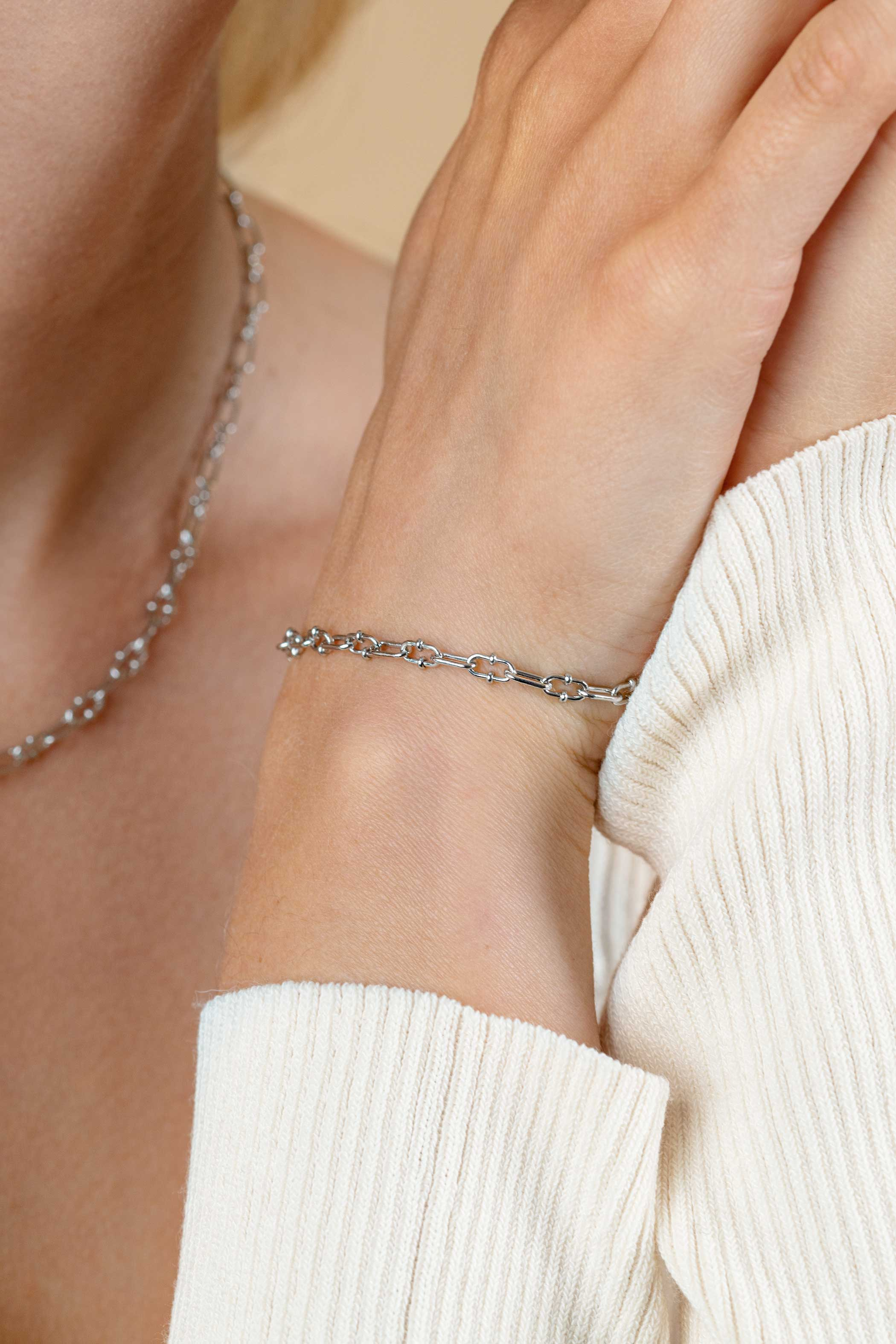 ZINZI Silberarmband mit Paperclip-Gliedern, 4 mm, verziert mit verspielten Kugeln, 17-20 cm ZIA2586