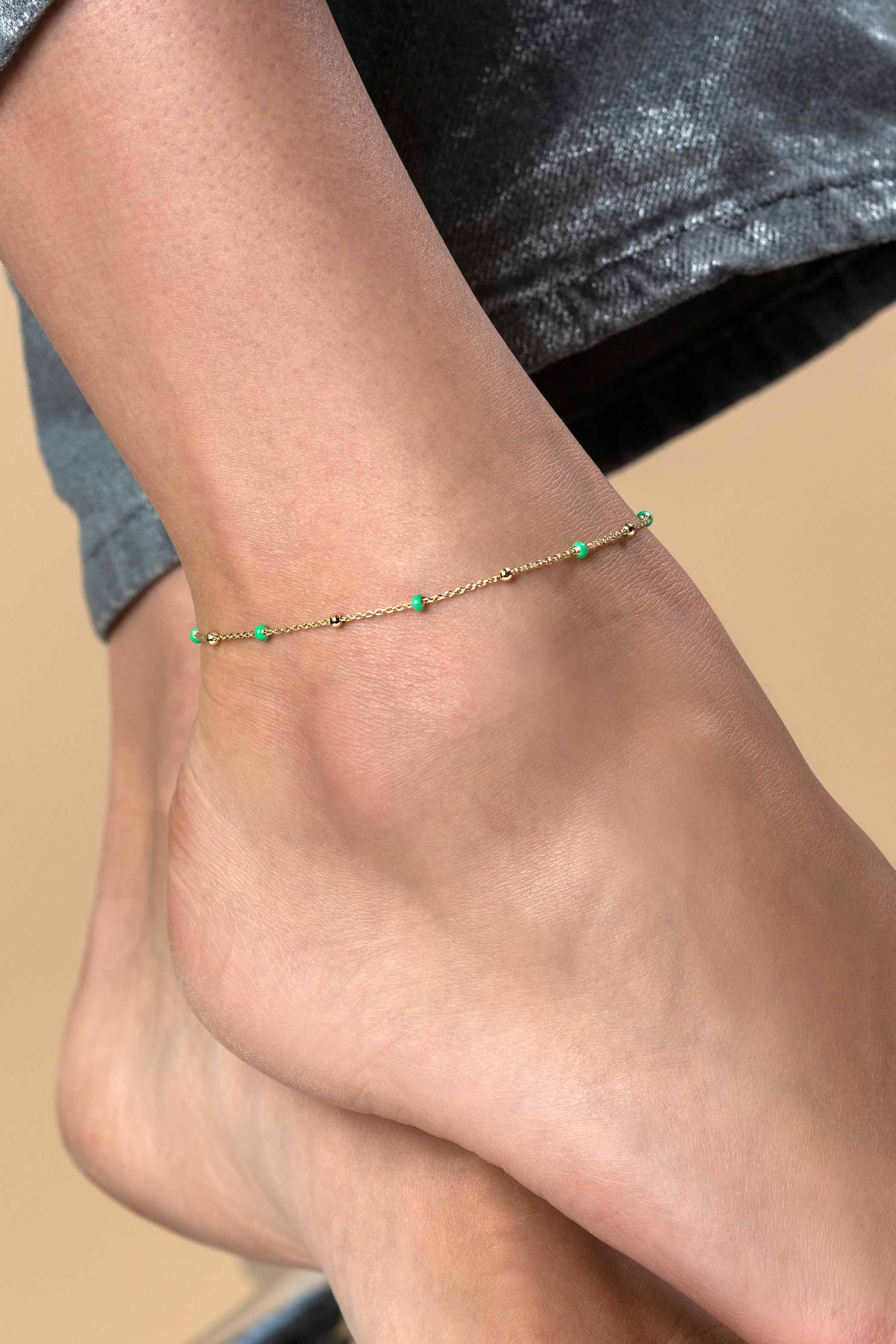 ZINZI zlv. enkelband gg.verguld met groene bolletjes