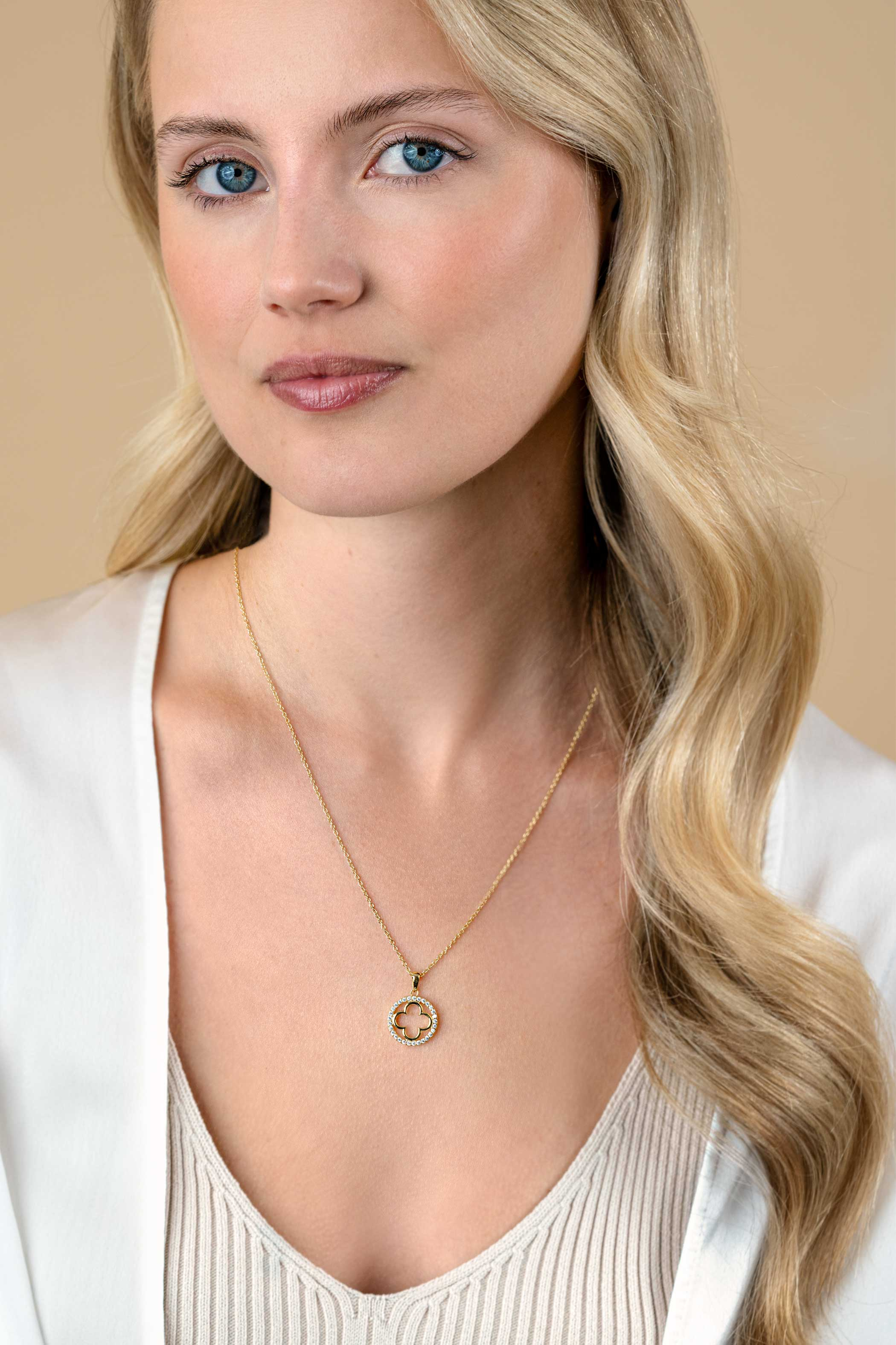 ZINZI vergoldete Silber Kette mit luxuriösem Kleeblattanhänger (15 mm) rundum besetzt mit weißen Zirkonia, 45-48 cm ZIC2617Y