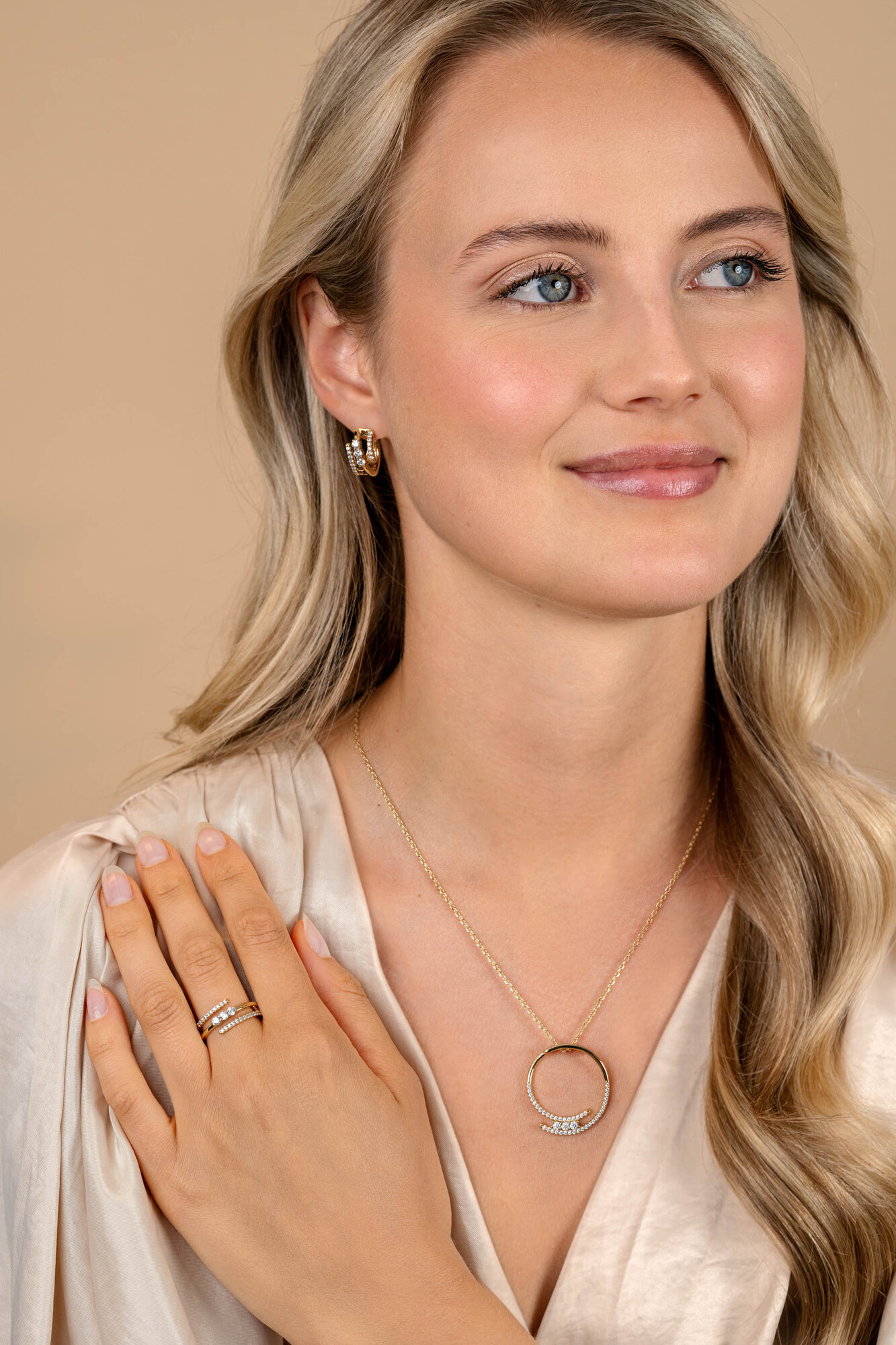 ZINZI vergoldeter silberner Multi-Look-Ring (8mm breit) mit 3 Reihen, besetzt mit weißen Zirkonia ZIR2645Y