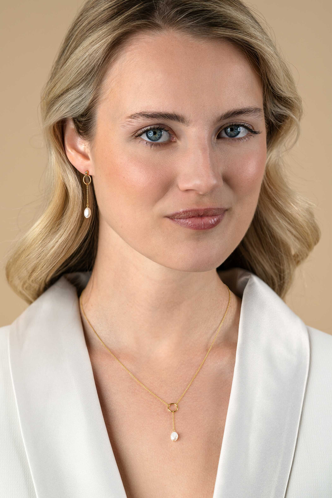 ZINZI vergoldete Silber-Y-Kette mit offenem Kreis und baumelnder weißer Süßwasserperle in organischer Form, 42-45 cm ZIC2615