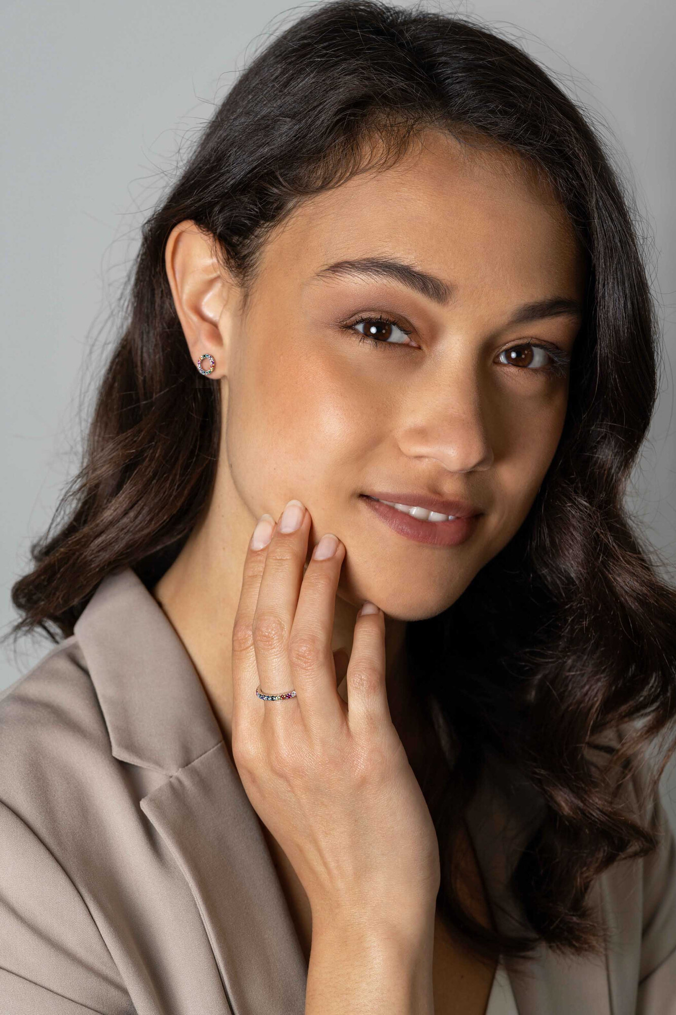 ZINZI zlv. oorknopjes rond open zirc. regenboog