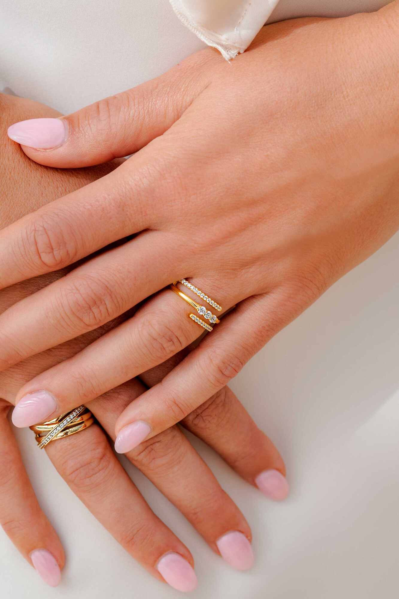 ZINZI vergoldeter silberner Multi-Look-Ring (8mm breit) mit 3 Reihen, besetzt mit weißen Zirkonia ZIR2645Y