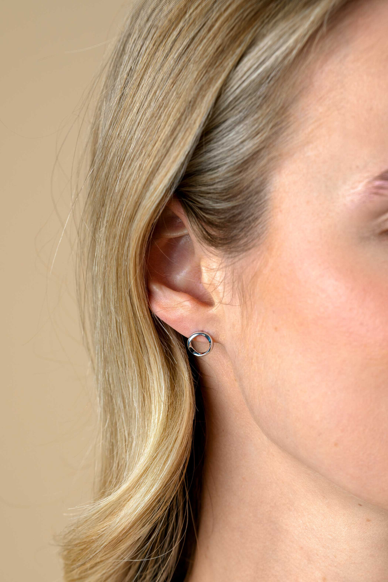 9mm ZINZI Silber Ohrstecker offener Kreis mit organischer Form ZIO2611