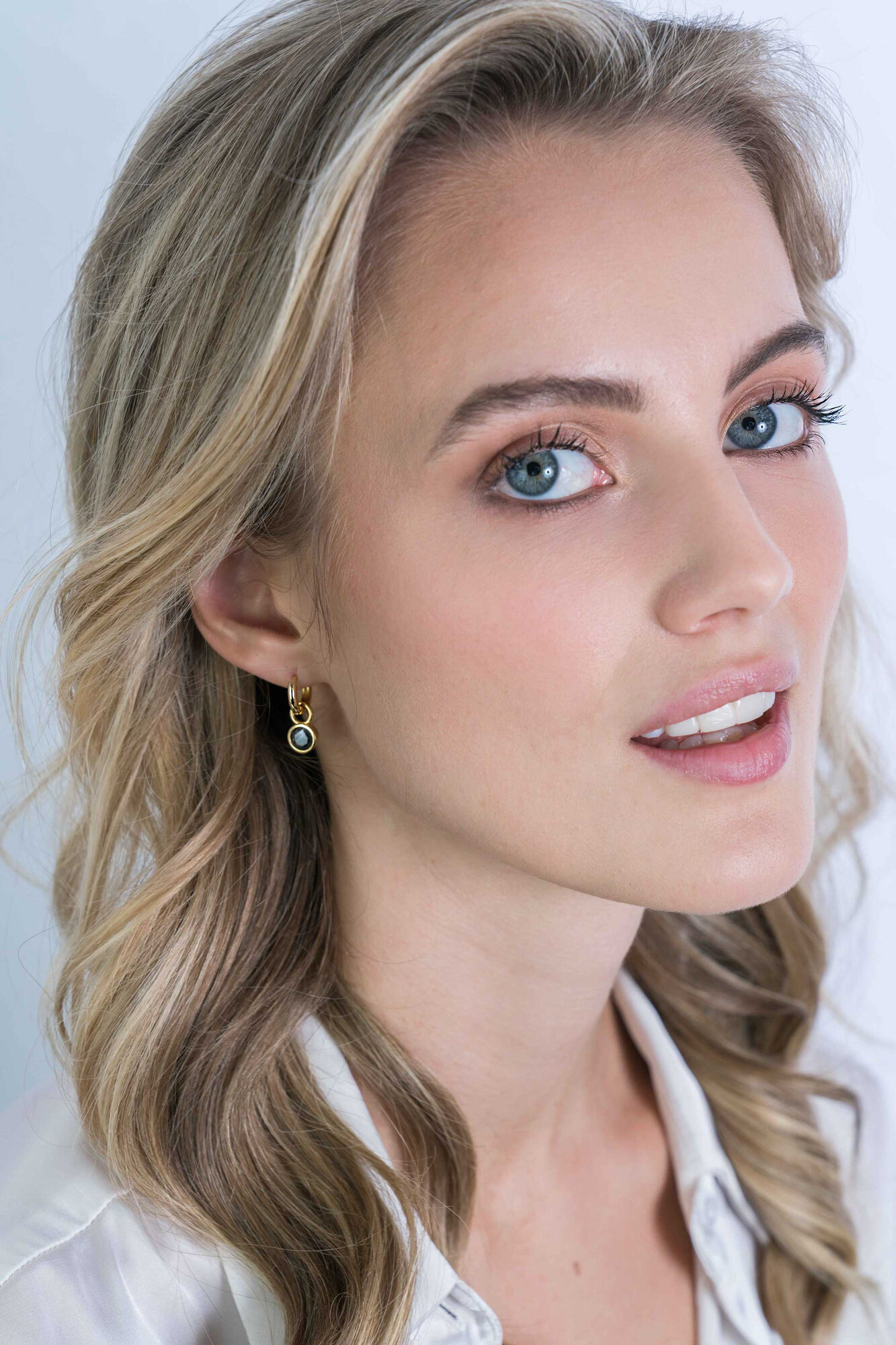 ZINZI silberne Ohrhänger 14K gelbvergoldet 7mm rund schwarz ZICH1486YZ