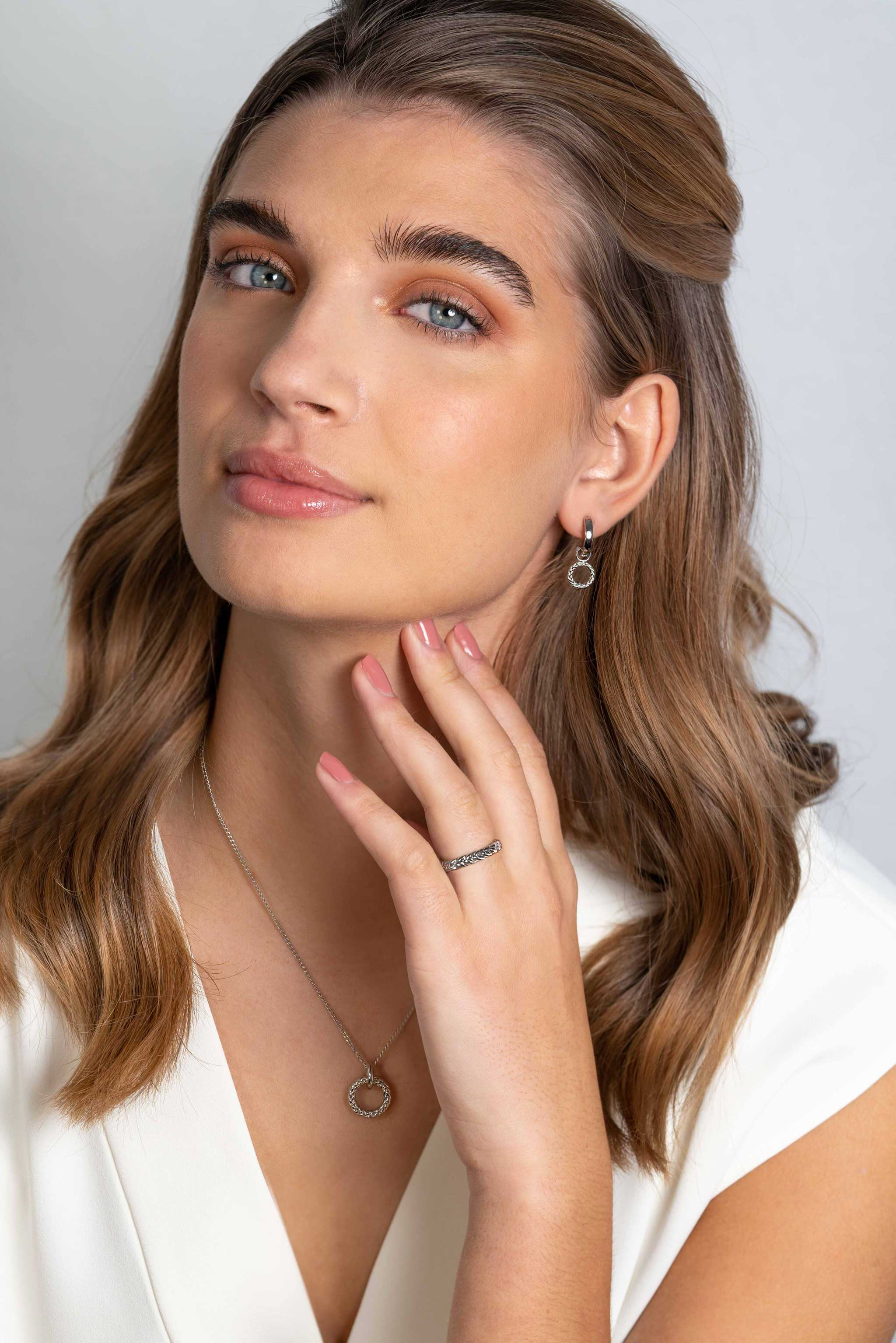 ZINZI silberne Ohranhänger rund mit Kordeleffekt 10mm ZICH2246