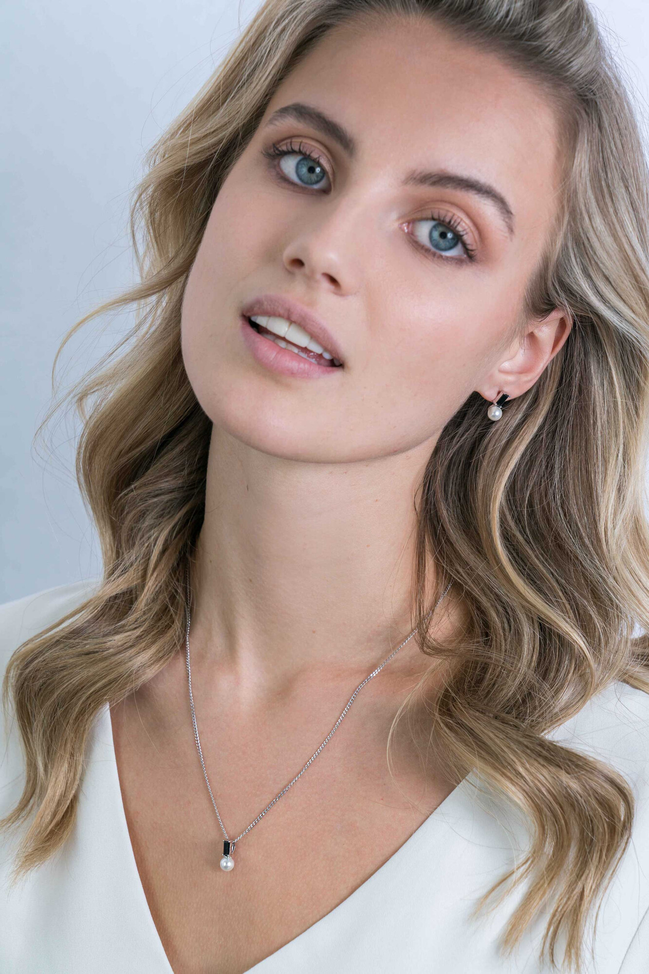 ZINZI silberner weißer Perlenanhänger mit schwarzem Zirkonia baguettegeschliffen ZIH2135Z