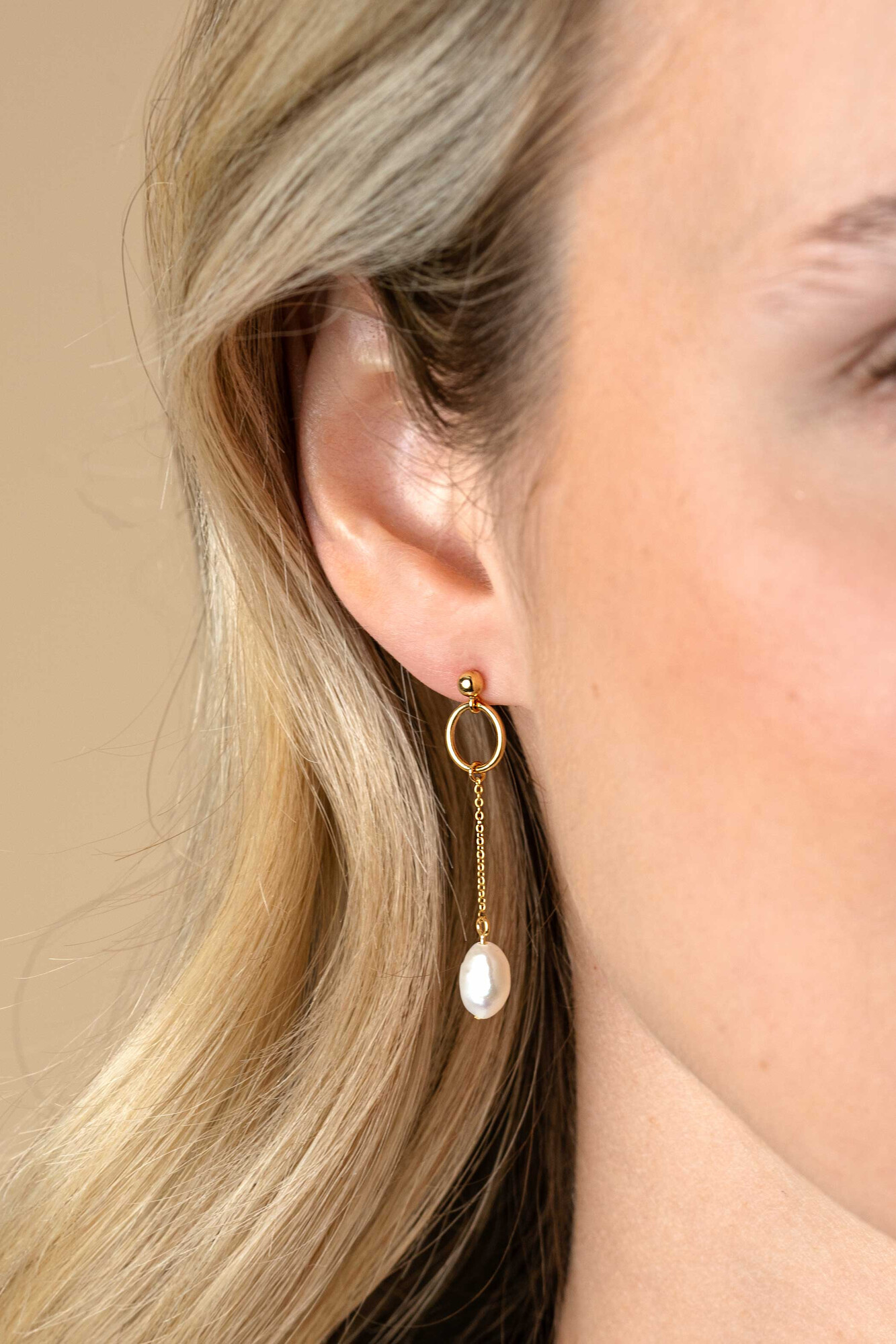 37mm ZINZI vergoldete Silber Ohrstecker mit offenem Kreis und Kettchen mit baumelnder weißer Süßwasserperle in organischer Form ZIO2615