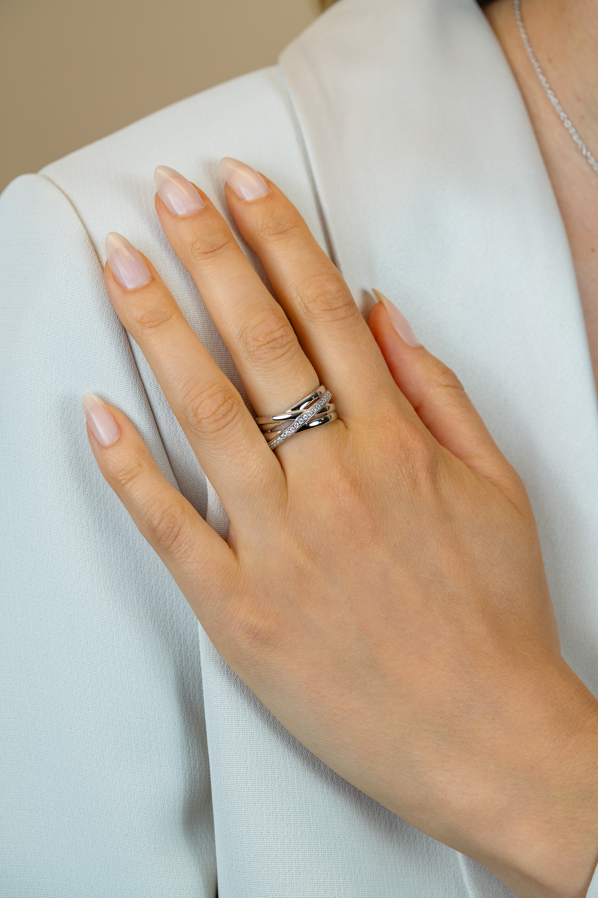 ZINZI silberner breiter cross-over Ring glatt weiß ZIR1790