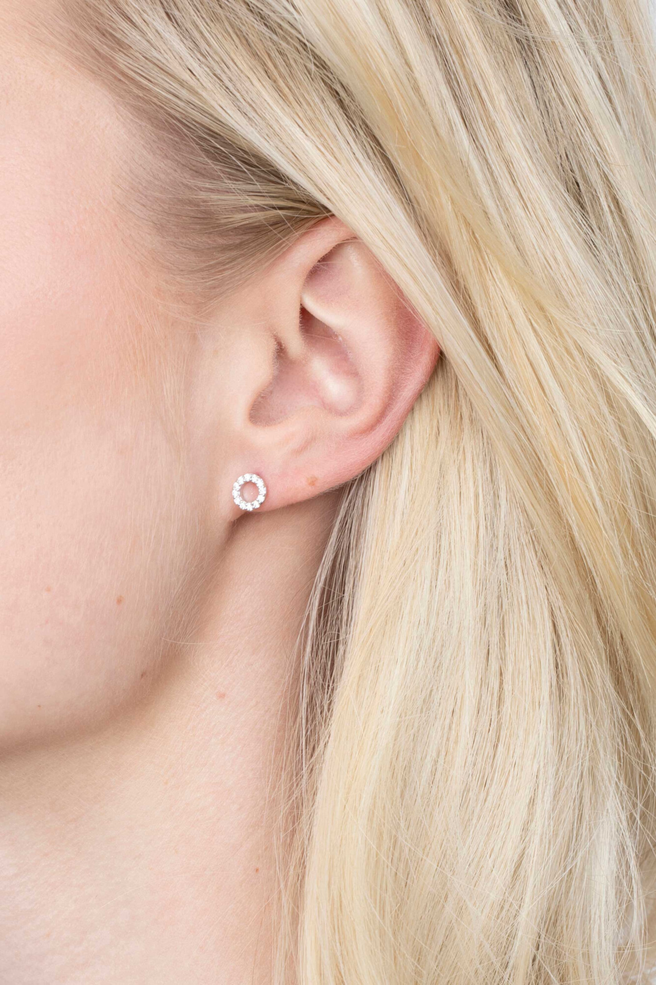 ZINZI silberne Ohrstecker offen rund  weiß 6,5mm ZIO1063